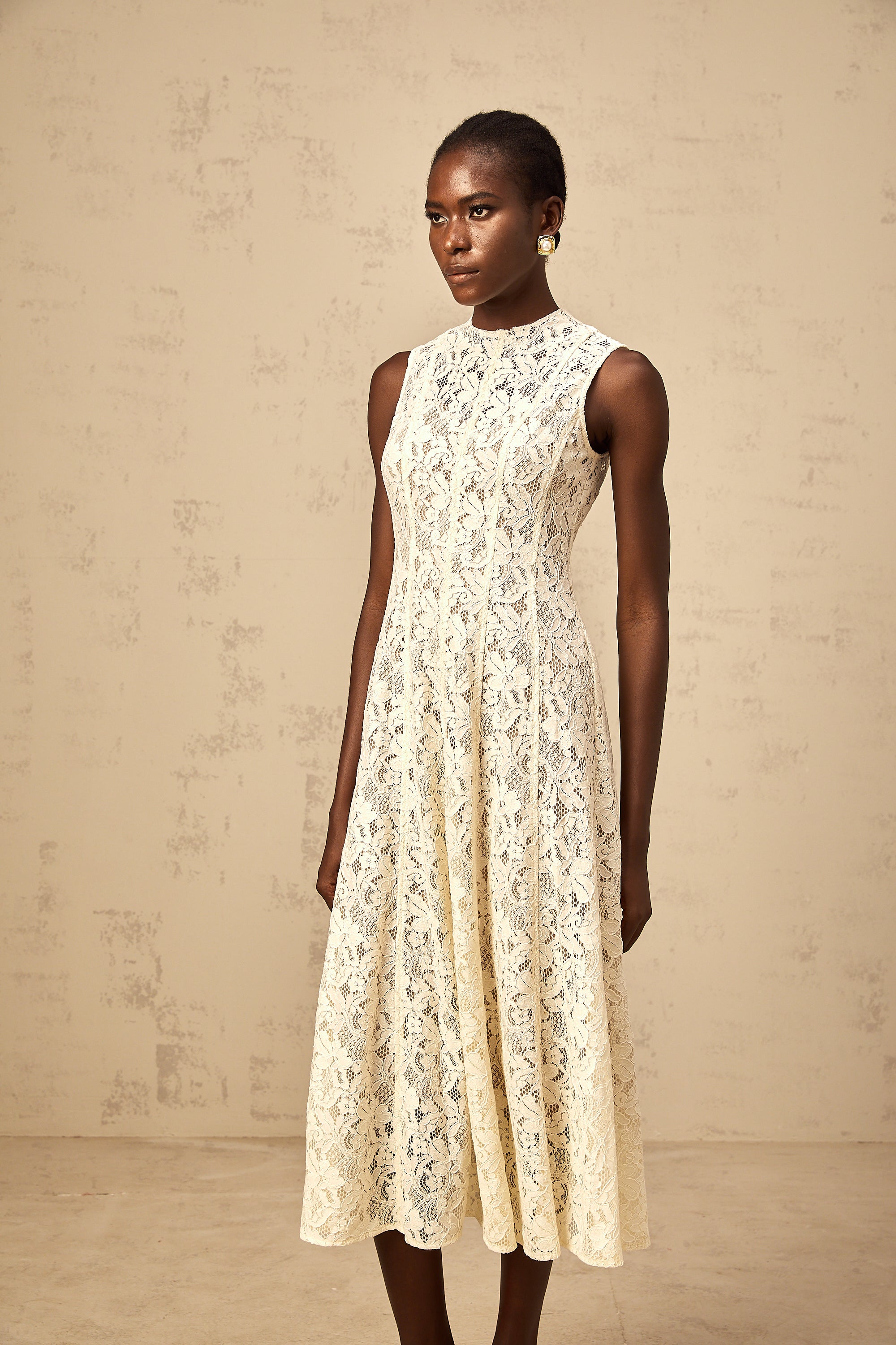 Edelie beige Midikleid mit Blumenstickerei und ausgestelltem Rock