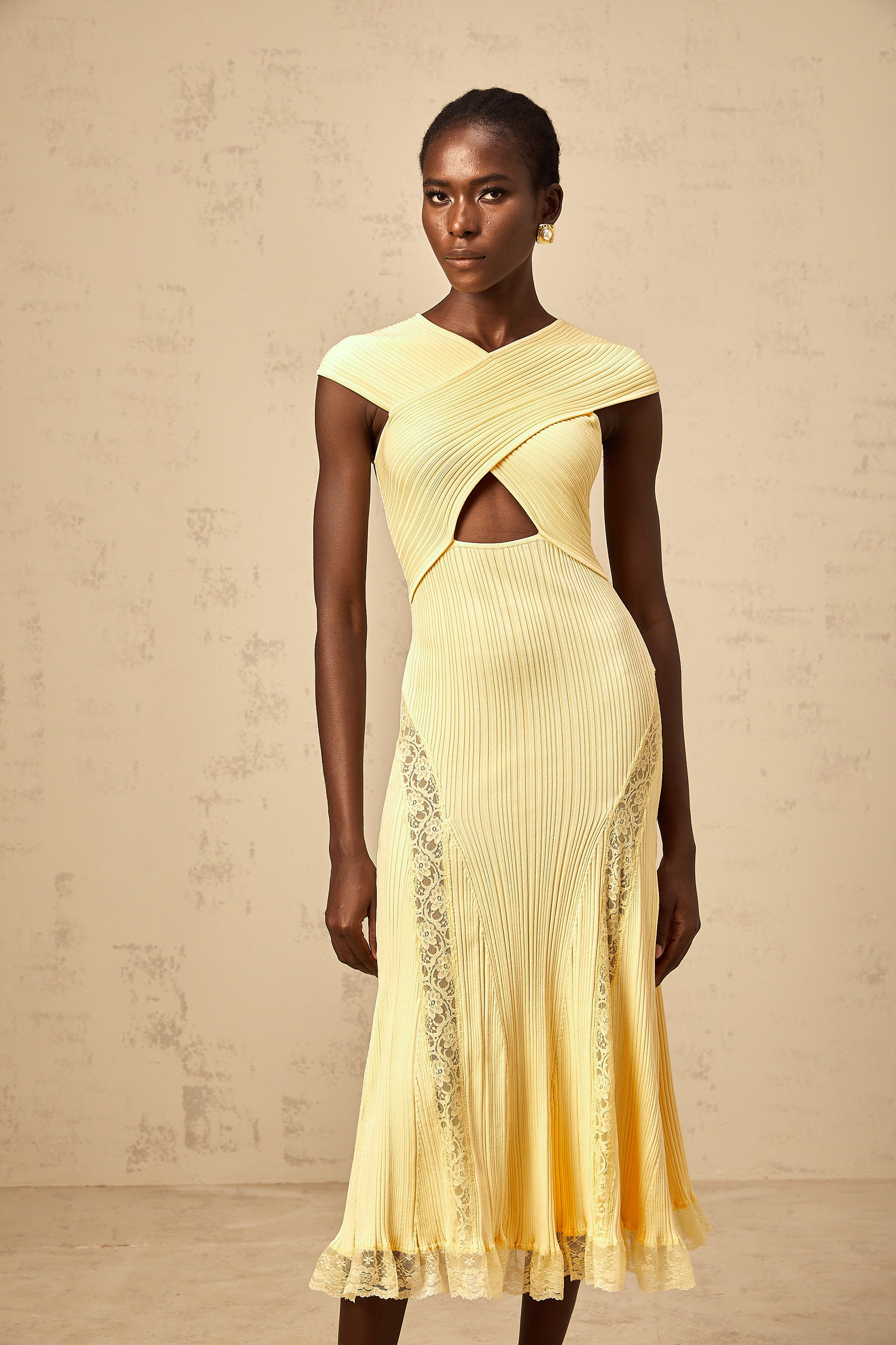فستان إيريل متوسط الطول مضلع بأجزاء من الدانتيل باللون الأصفر