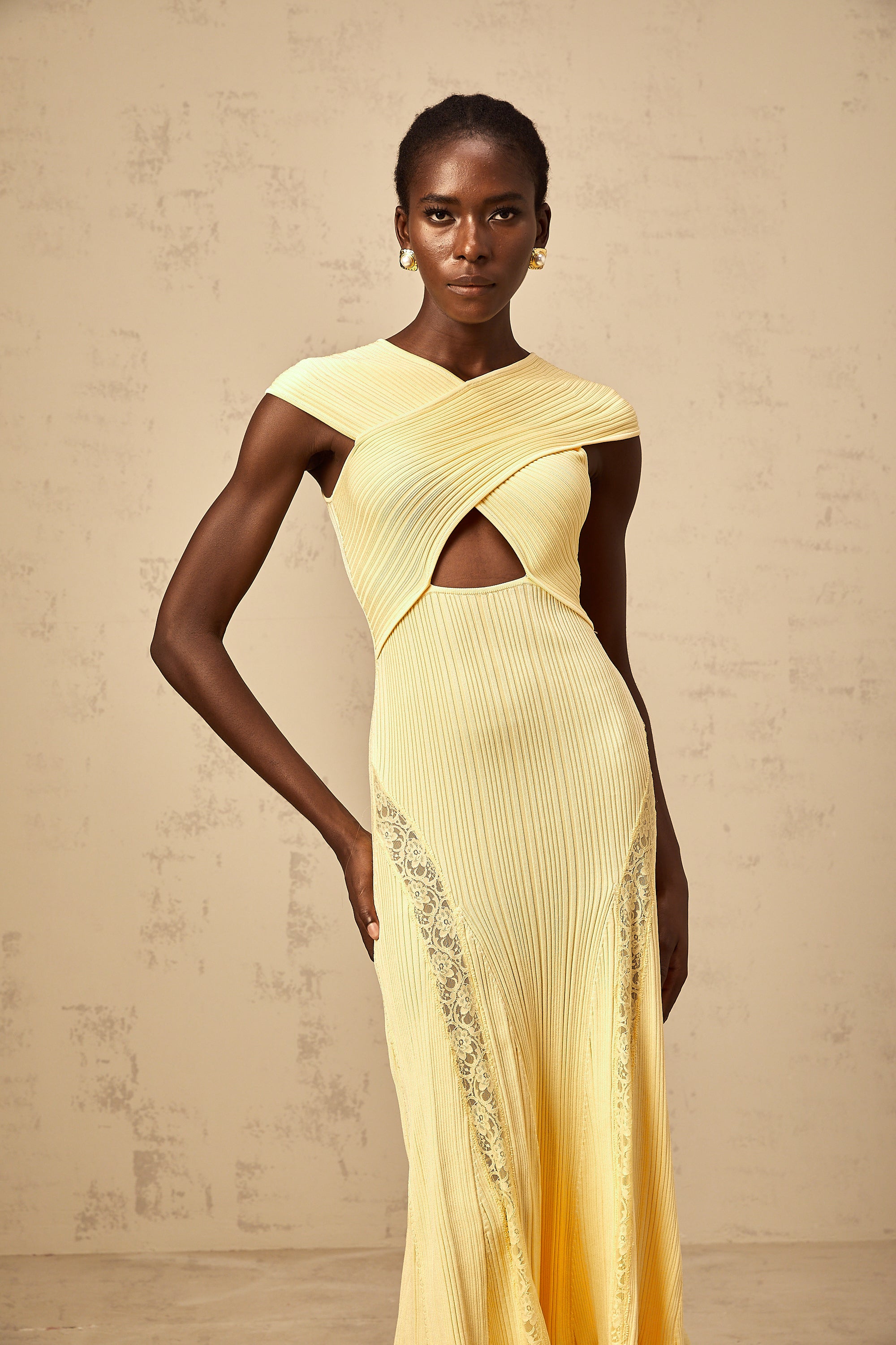 فستان إيريل متوسط الطول مضلع بأجزاء من الدانتيل باللون الأصفر