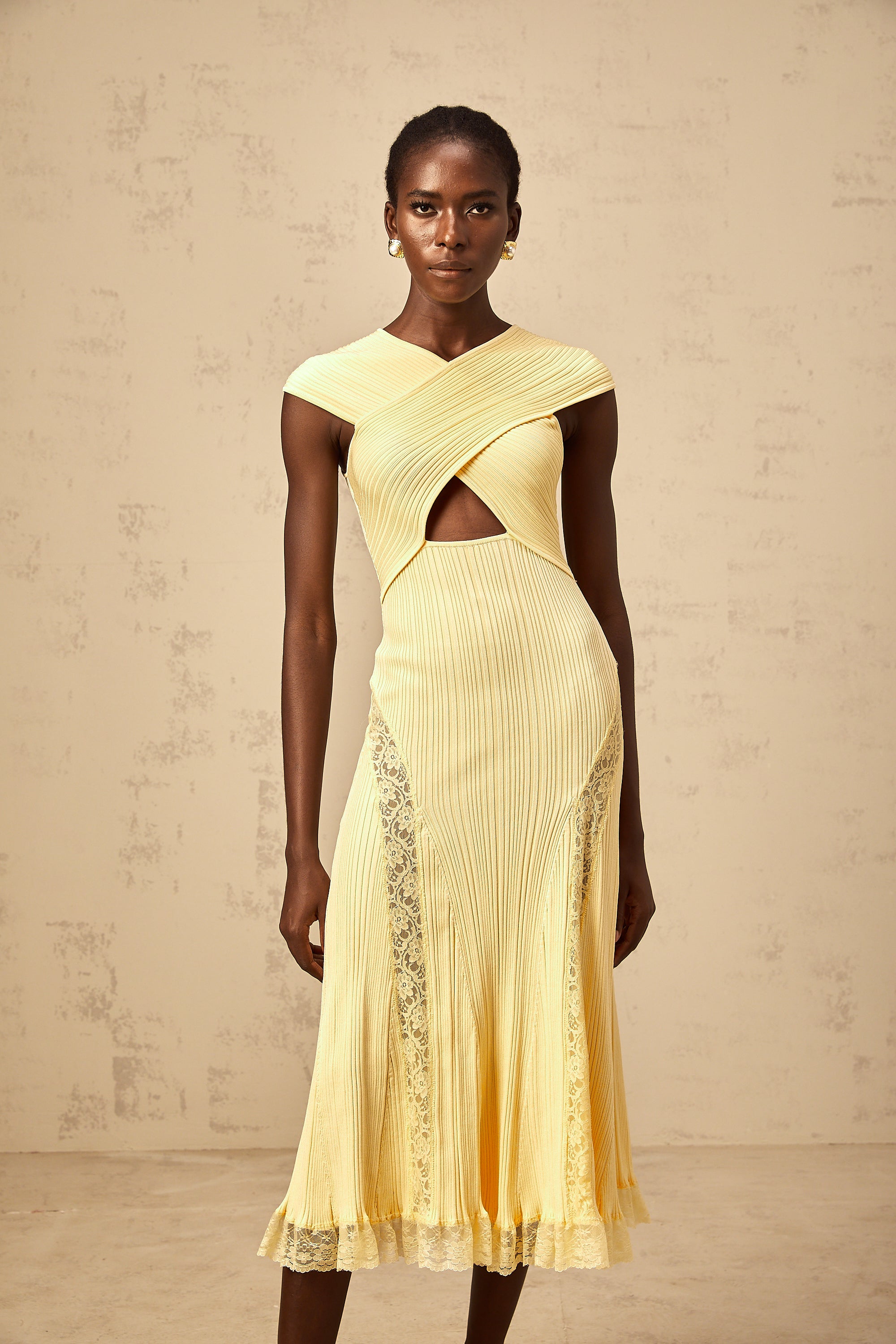 فستان إيريل متوسط الطول مضلع بأجزاء من الدانتيل باللون الأصفر