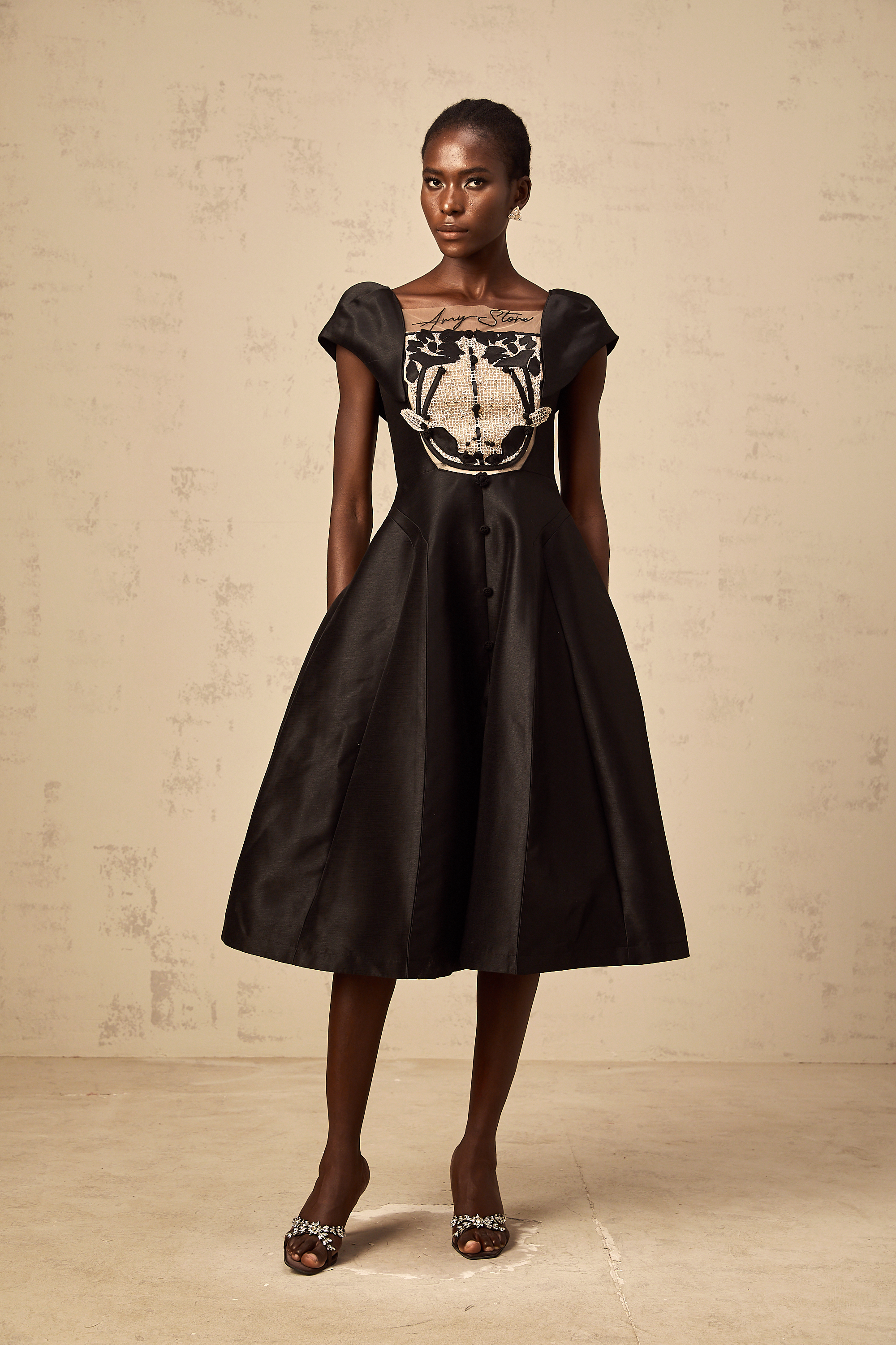 Bernadette – Schwarzes, asymmetrisches Midikleid mit Blumenapplikation