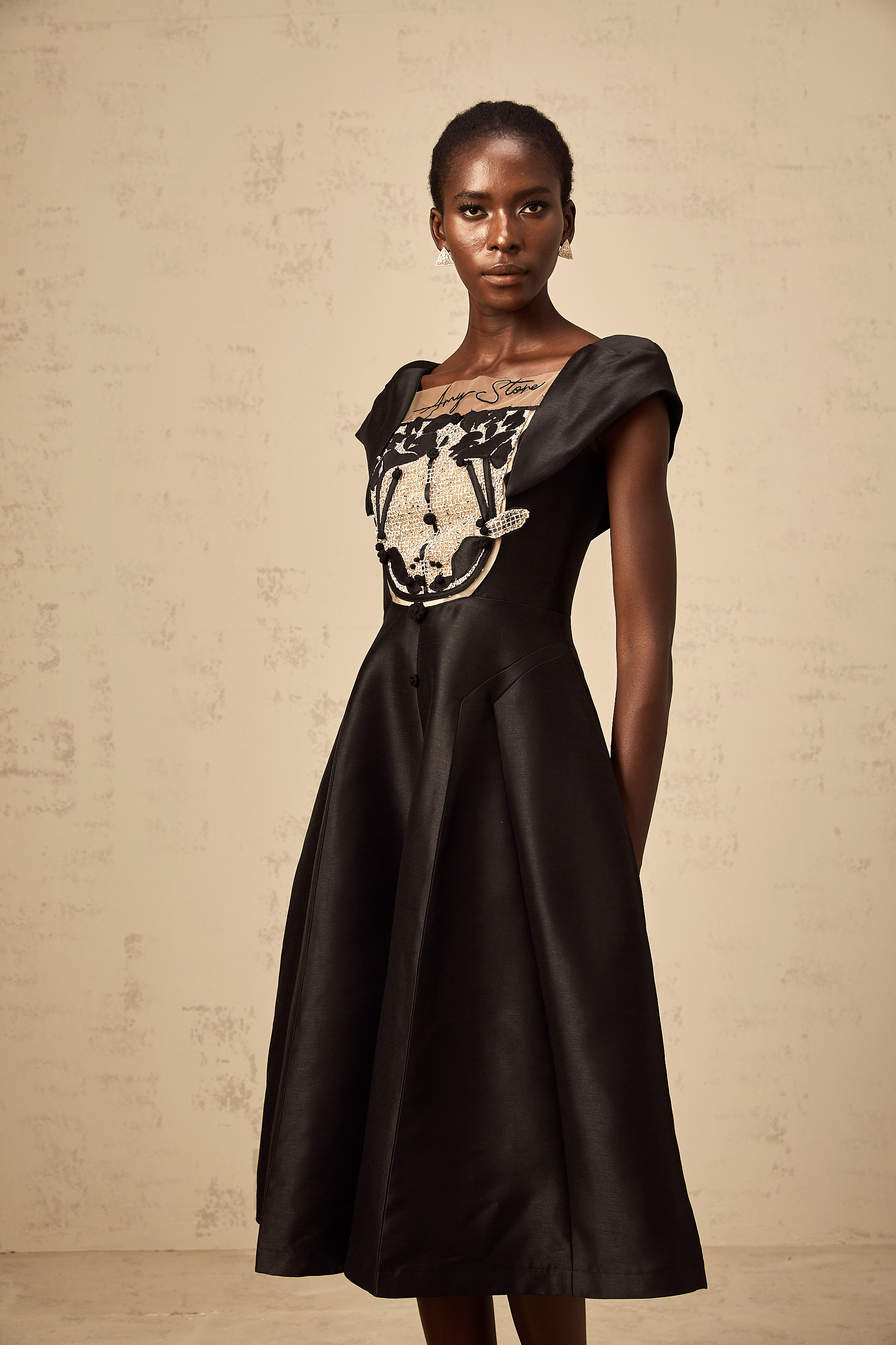 Bernadette – Schwarzes, asymmetrisches Midikleid mit Blumenapplikation