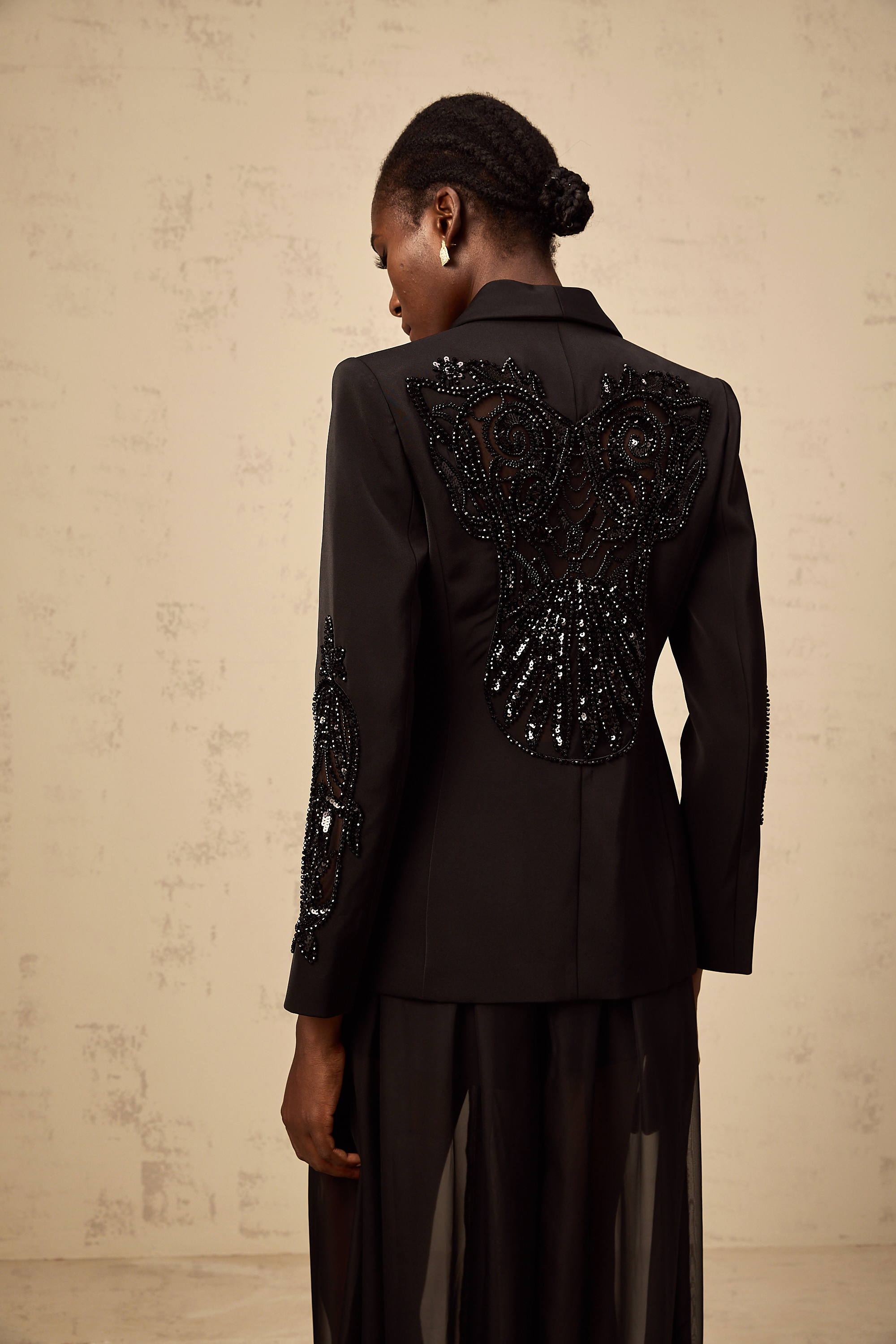 طقم سترة وبنطال متناسقان من تصميم سابين باللون الأسود، مزين بألواح من التول