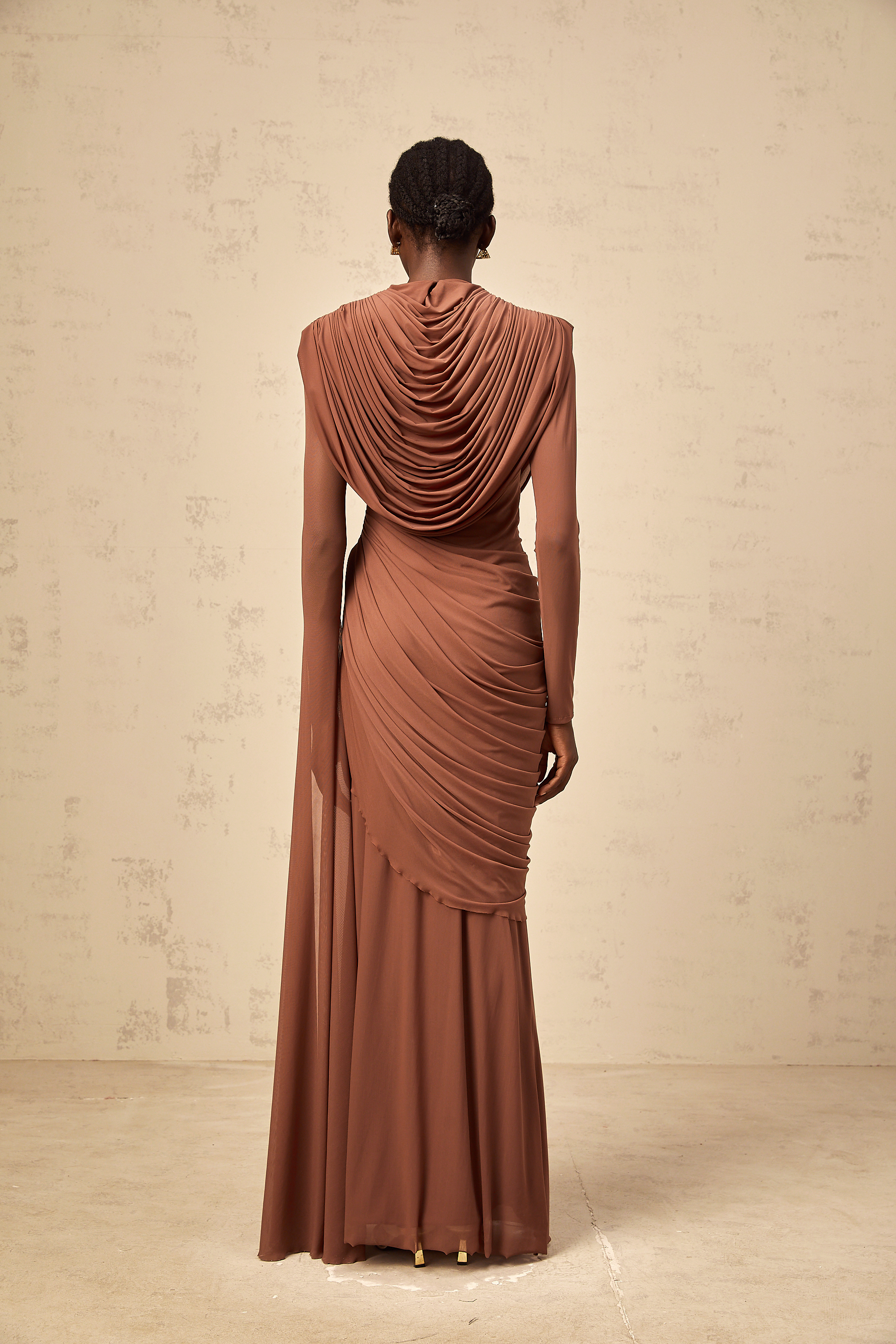 فستان دانيه براون ماكسي بتصميم مجعد ومطرز