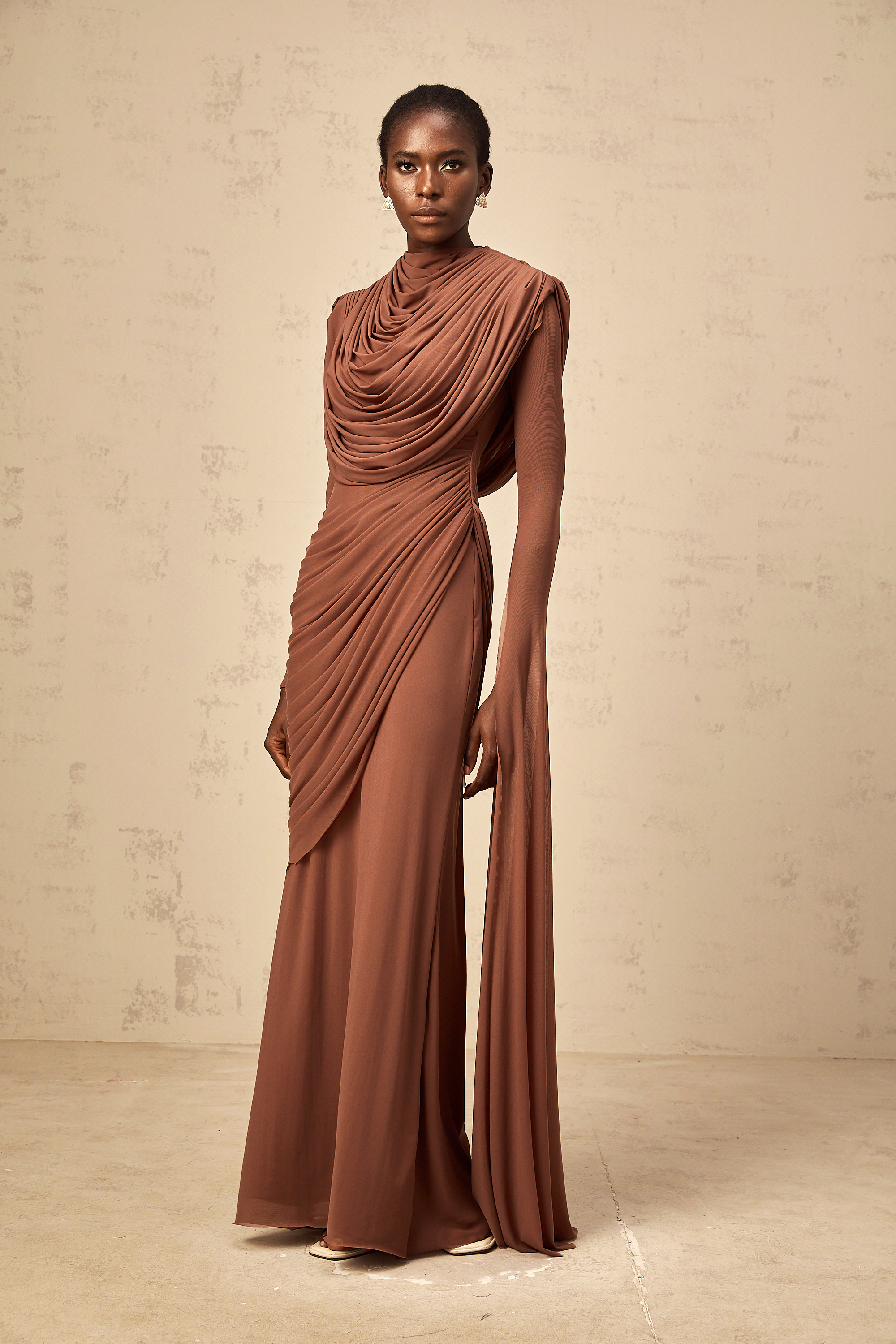 فستان دانيه براون ماكسي بتصميم مجعد ومطرز