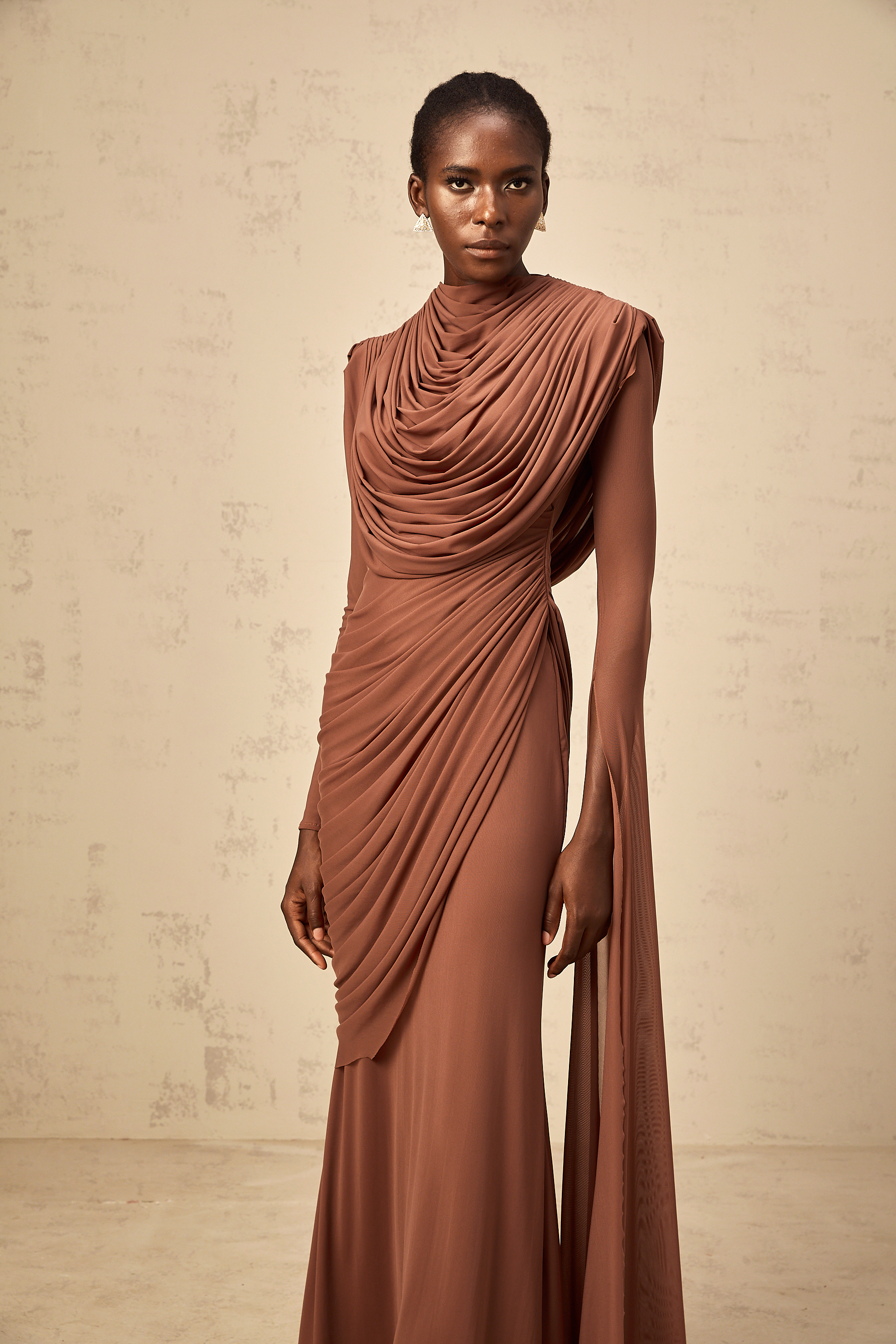 فستان دانيه براون ماكسي بتصميم مجعد ومطرز