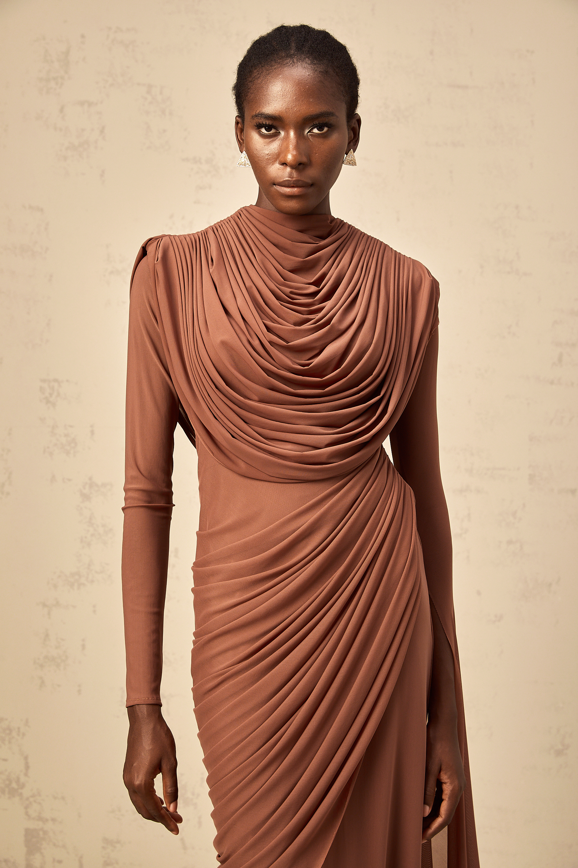 فستان دانيه براون ماكسي بتصميم مجعد ومطرز