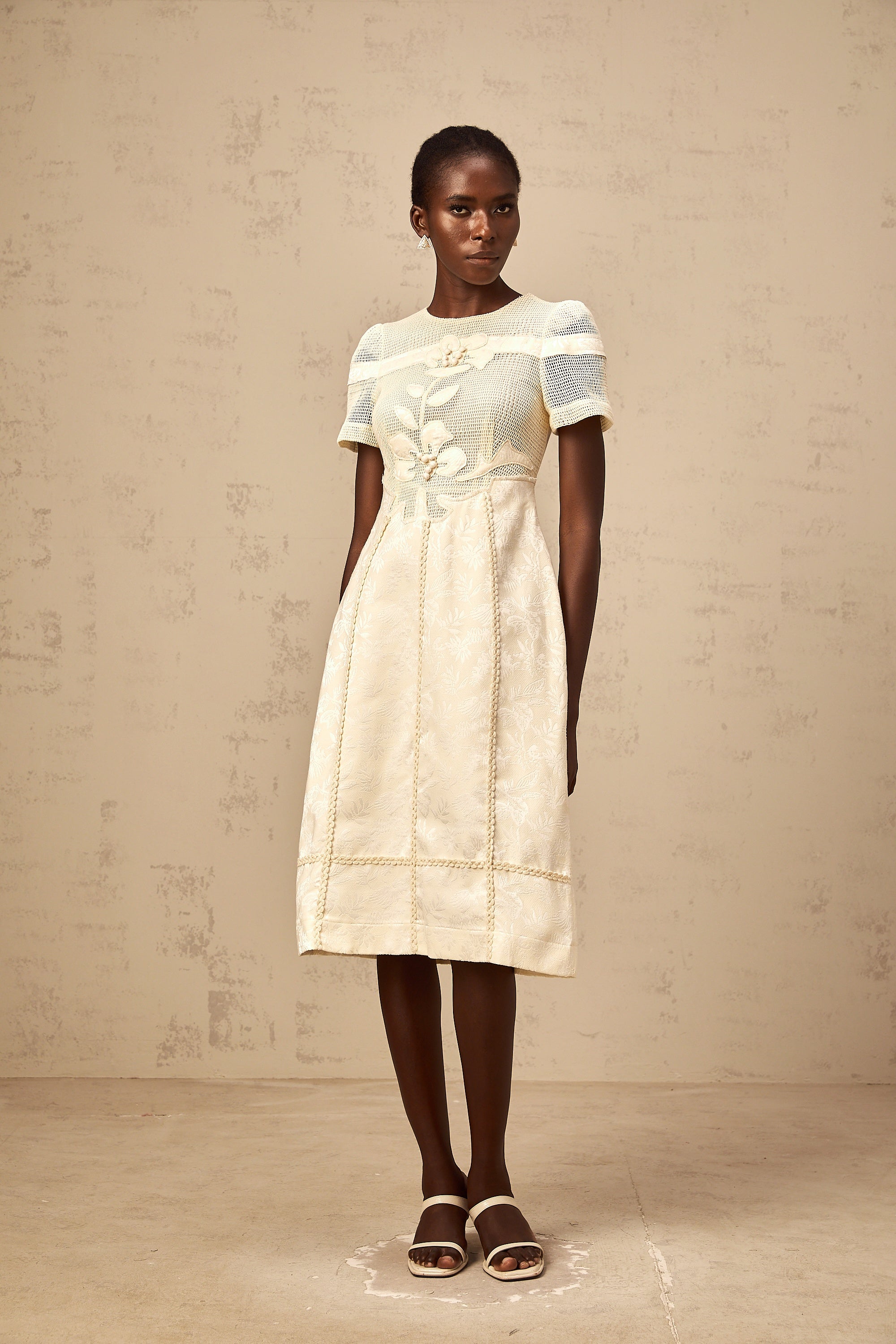 فستان ديان متوسط الطول مفتوح من الأمام ومطرز بالورود