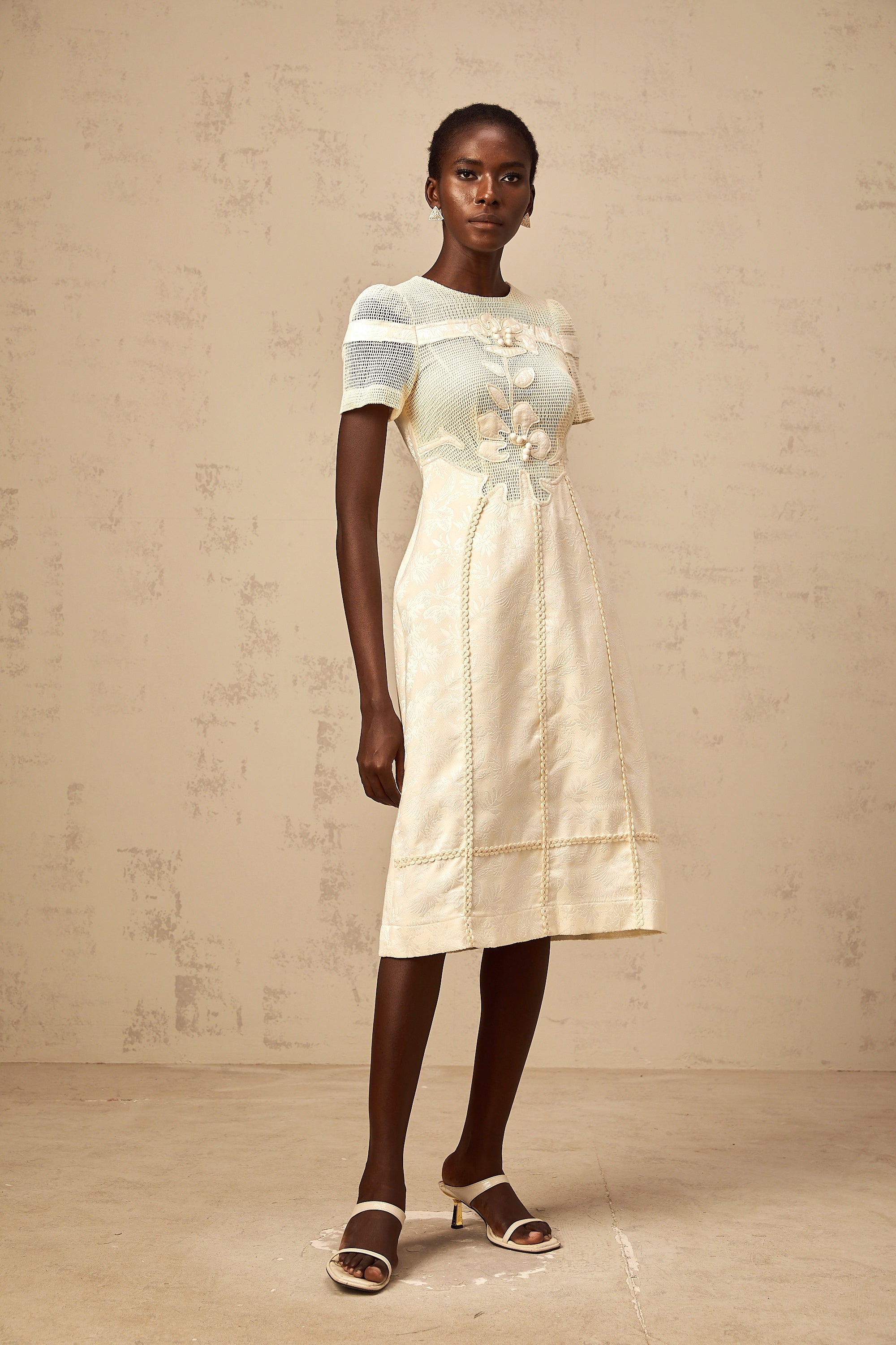 فستان ديان متوسط الطول مفتوح من الأمام ومطرز بالورود