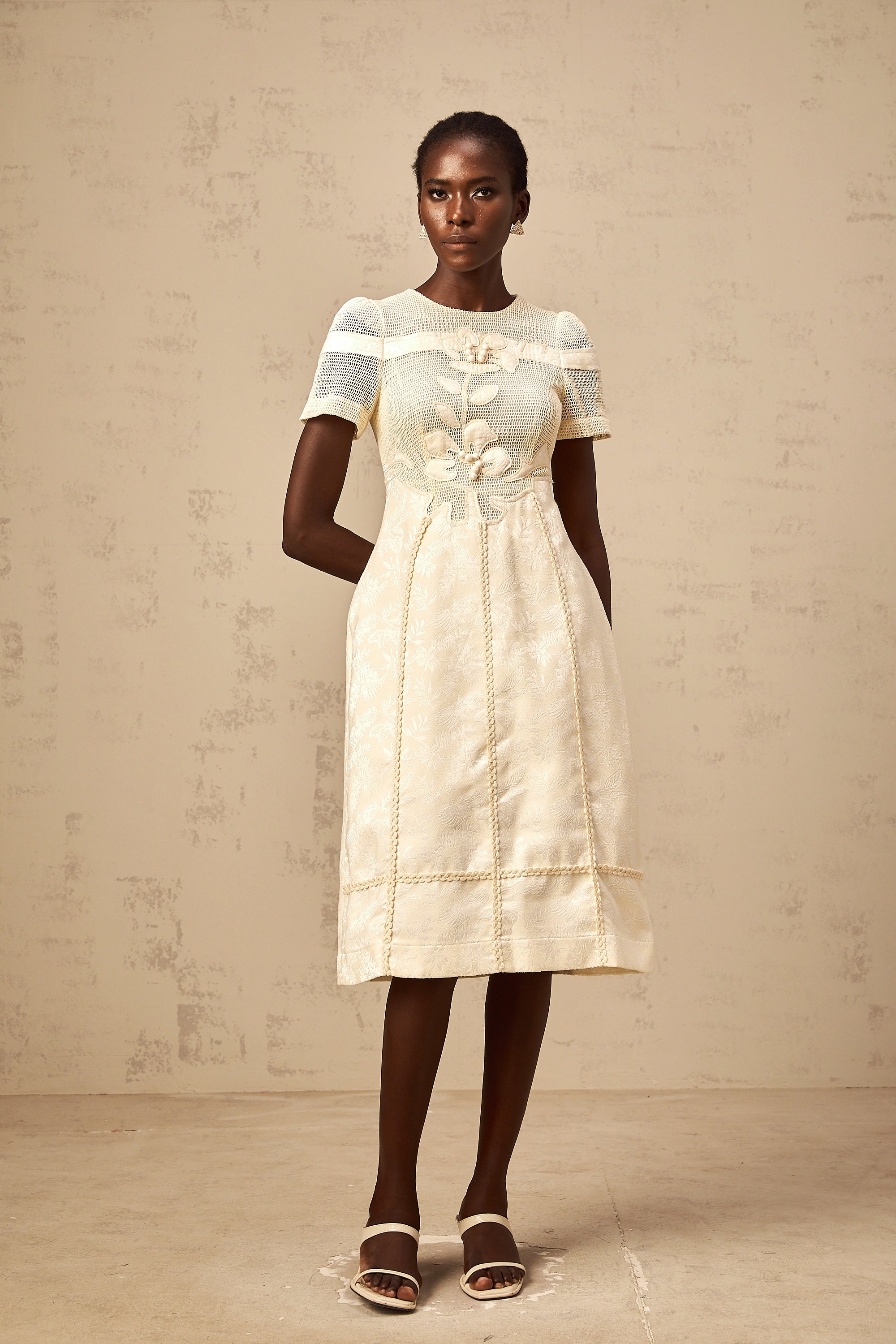 فستان ديان متوسط الطول مفتوح من الأمام ومطرز بالورود