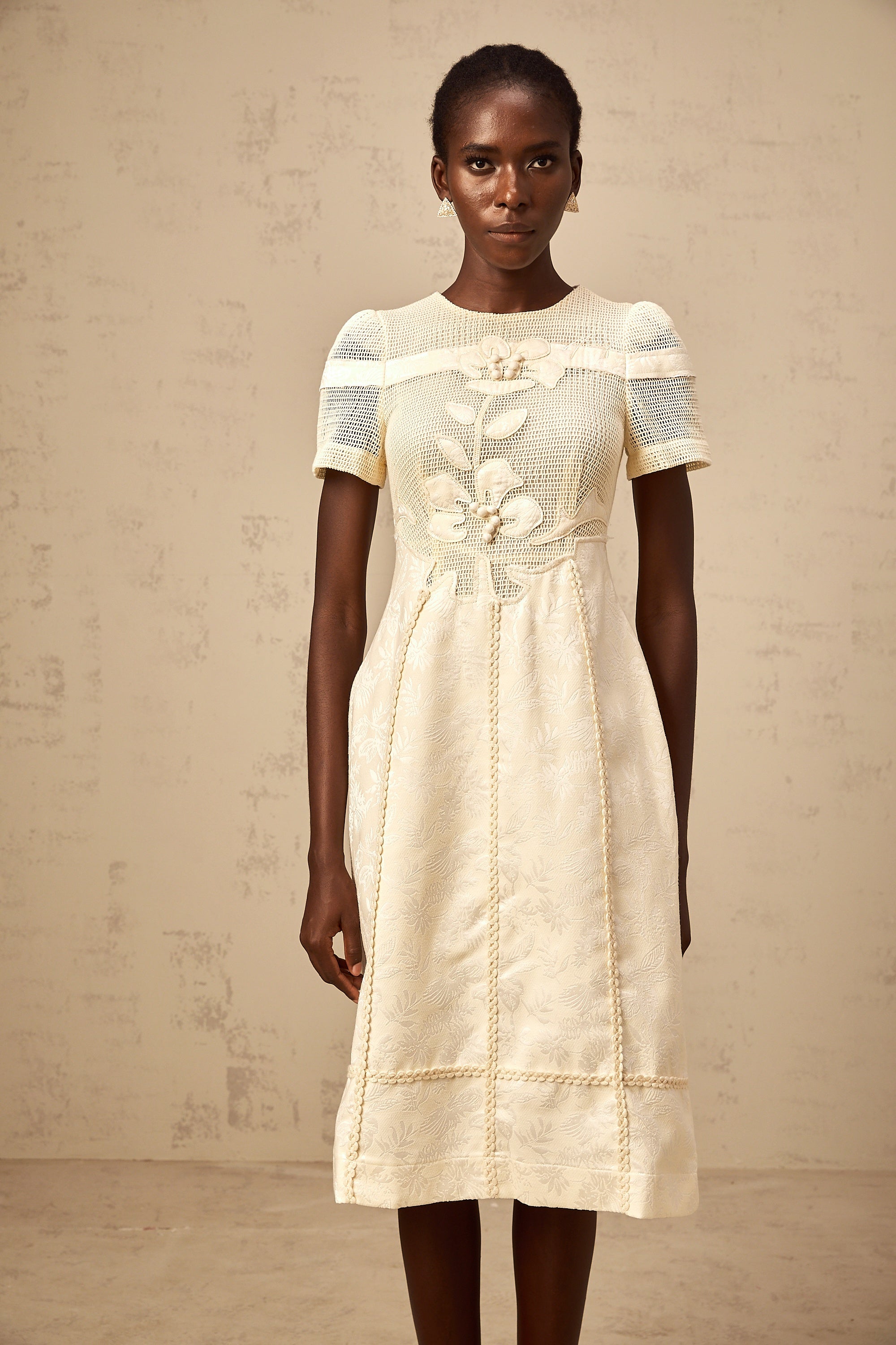 فستان ديان متوسط الطول مفتوح من الأمام ومطرز بالورود