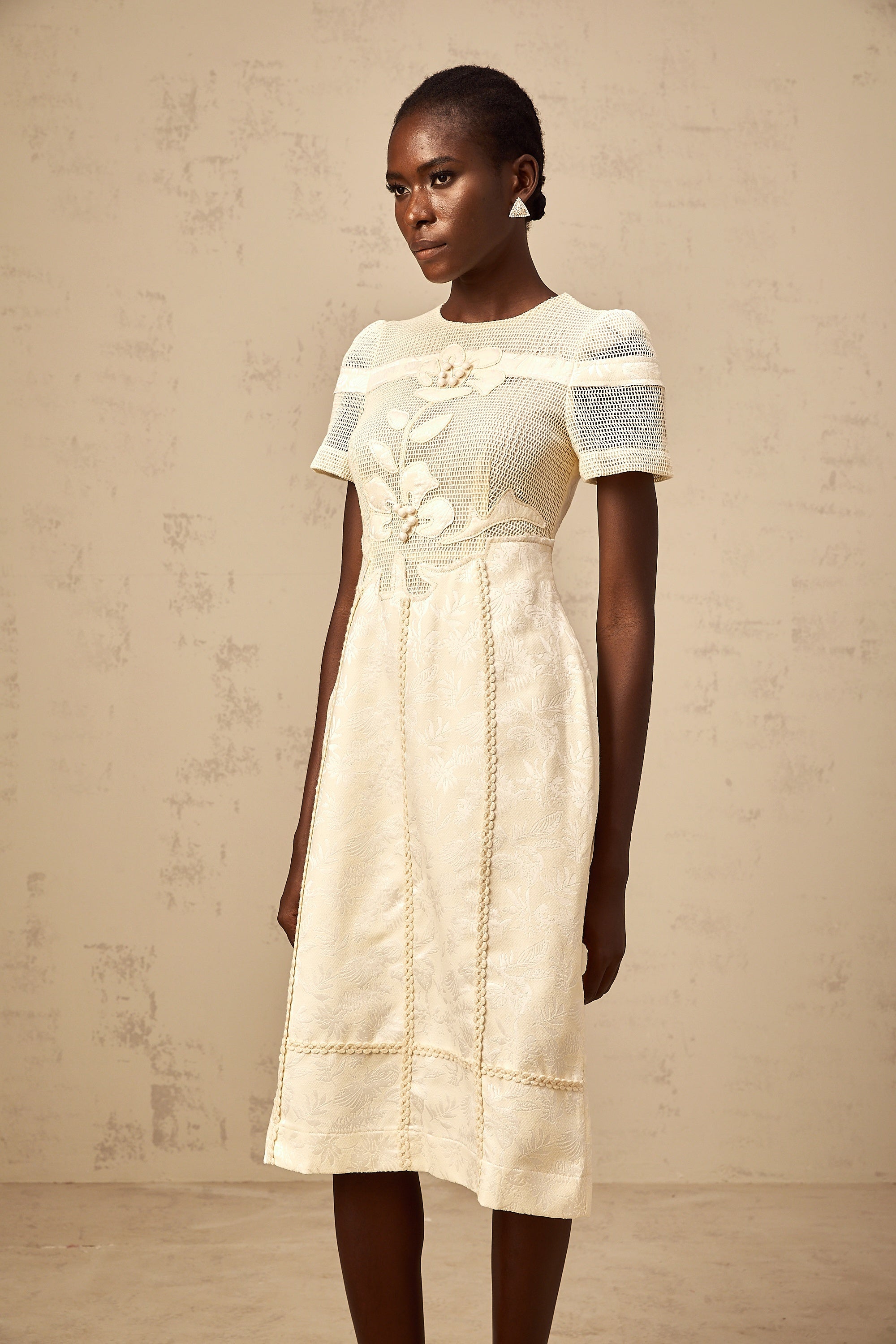 فستان ديان متوسط الطول مفتوح من الأمام ومطرز بالورود