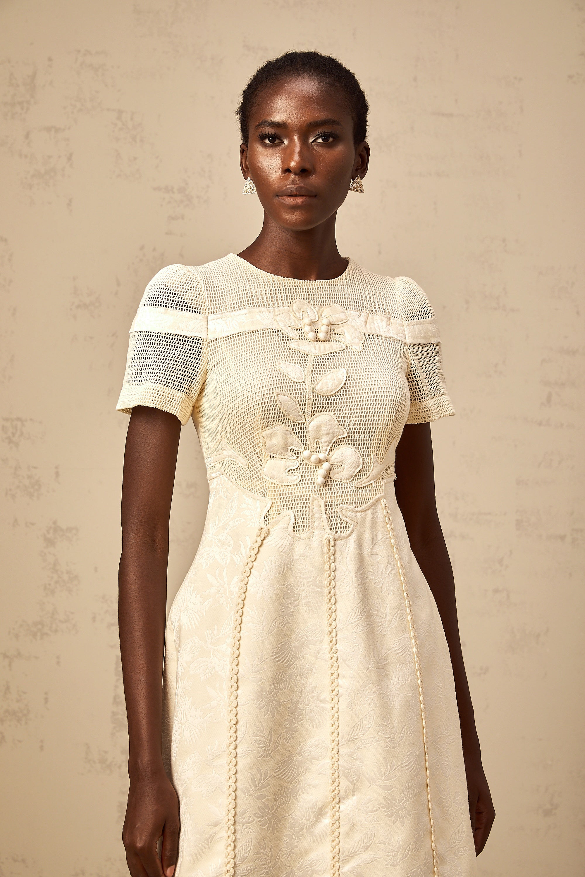 فستان ديان متوسط الطول مفتوح من الأمام ومطرز بالورود