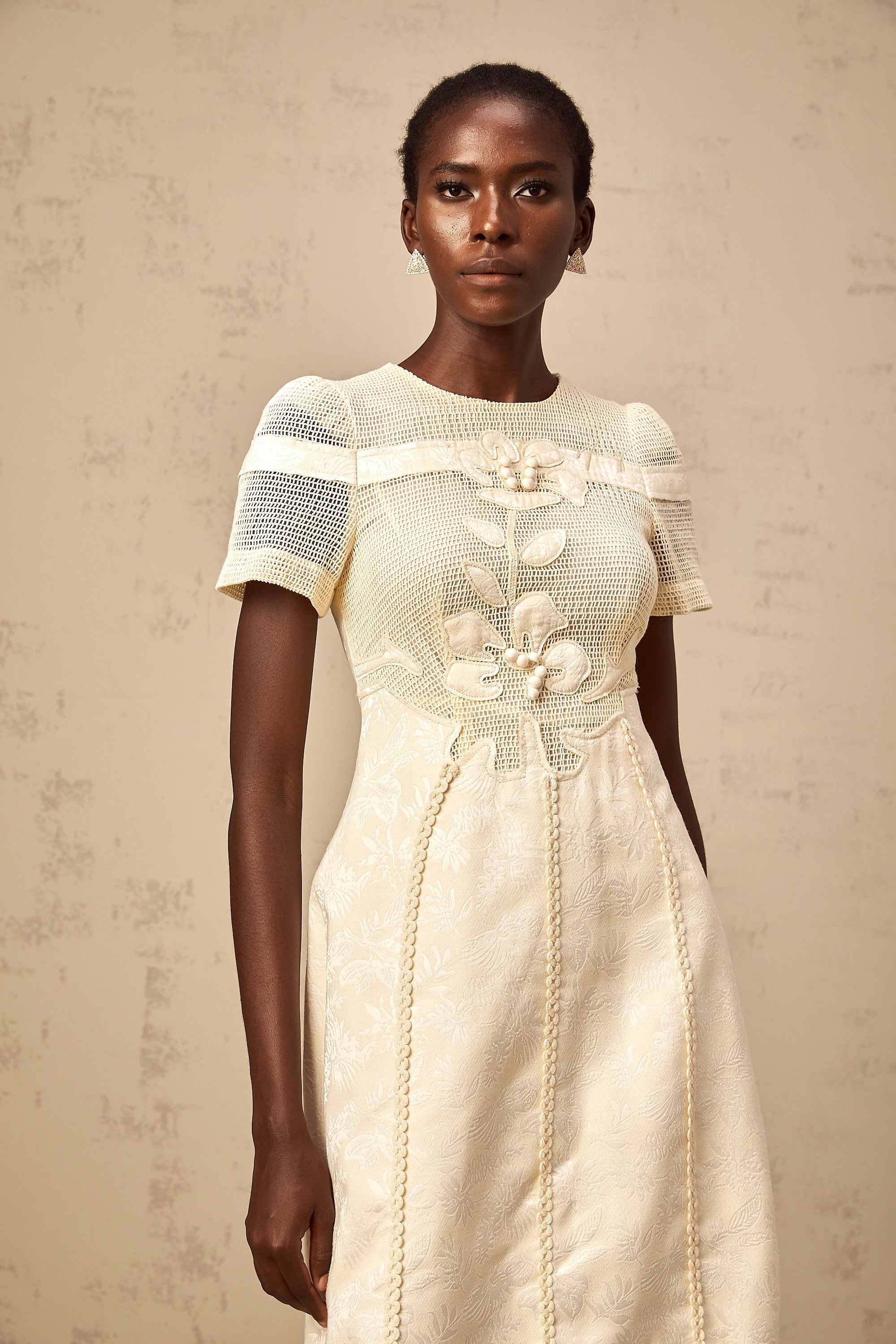 فستان ديان متوسط الطول مفتوح من الأمام ومطرز بالورود