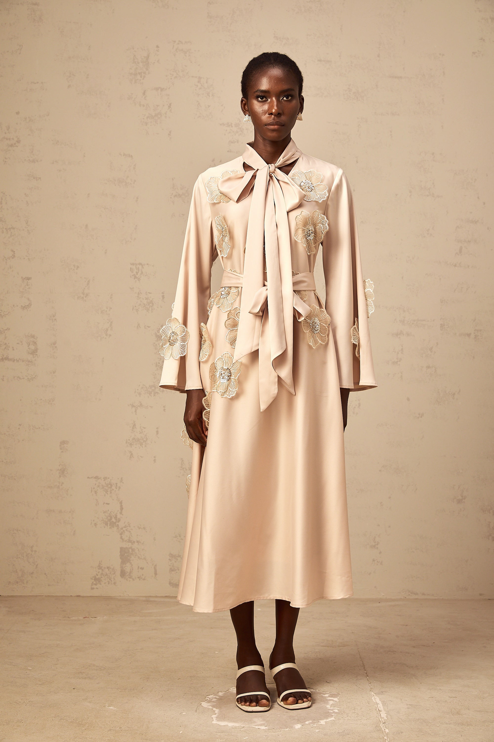 Ärmelloses Midikleid mit Blumenapplikationen von Émilie in Rosa