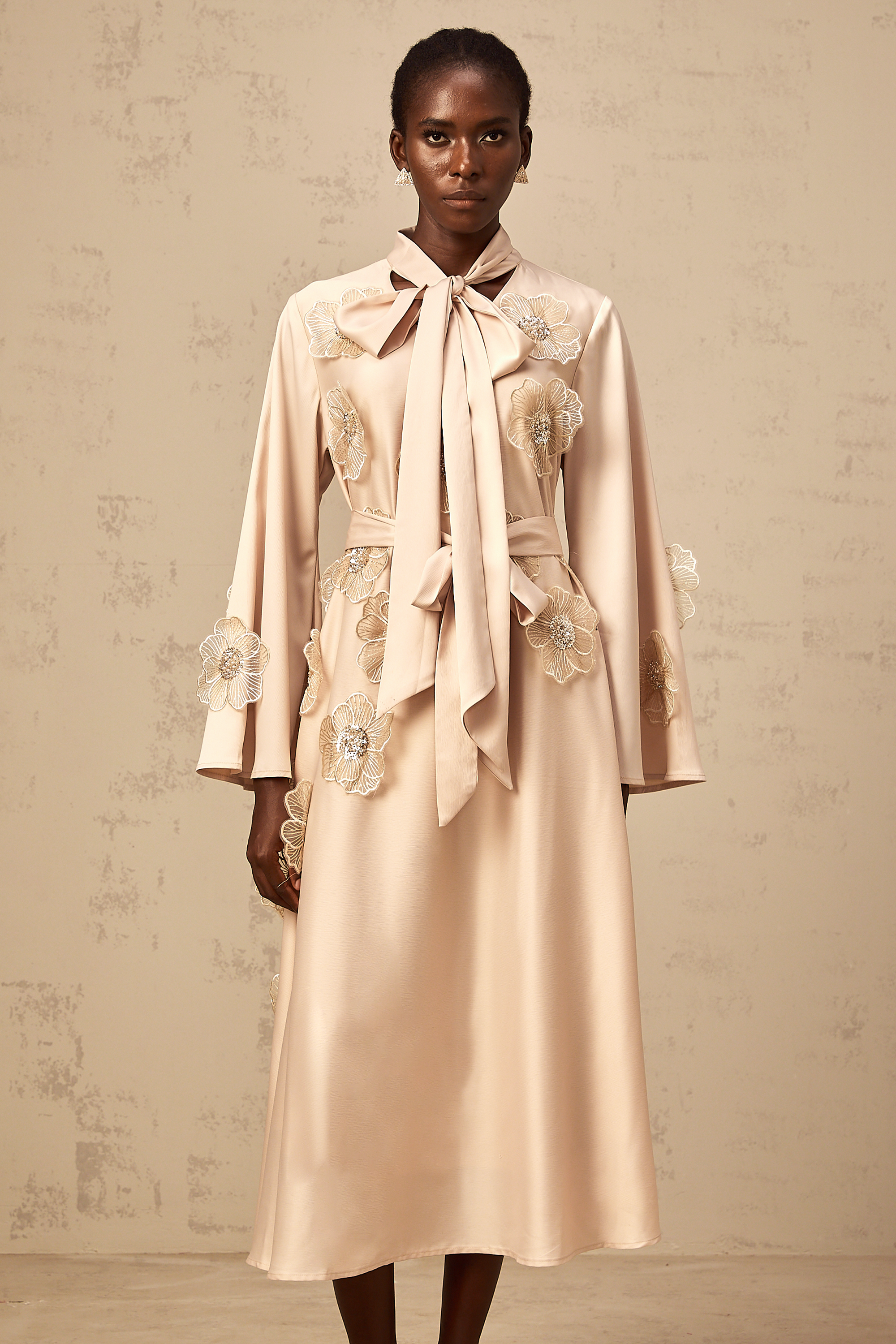 Ärmelloses Midikleid mit Blumenapplikationen von Émilie in Rosa