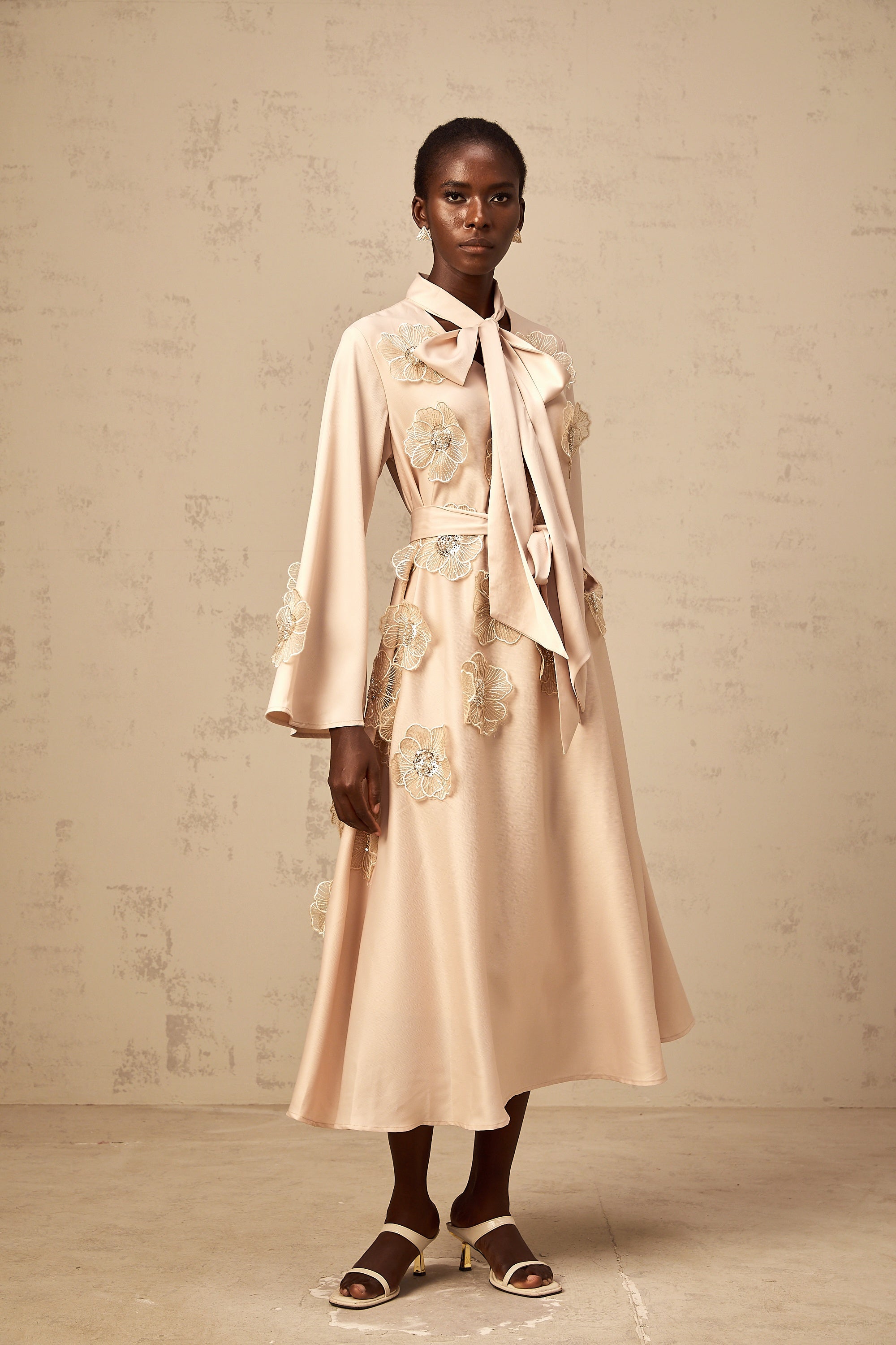 Ärmelloses Midikleid mit Blumenapplikationen von Émilie in Rosa