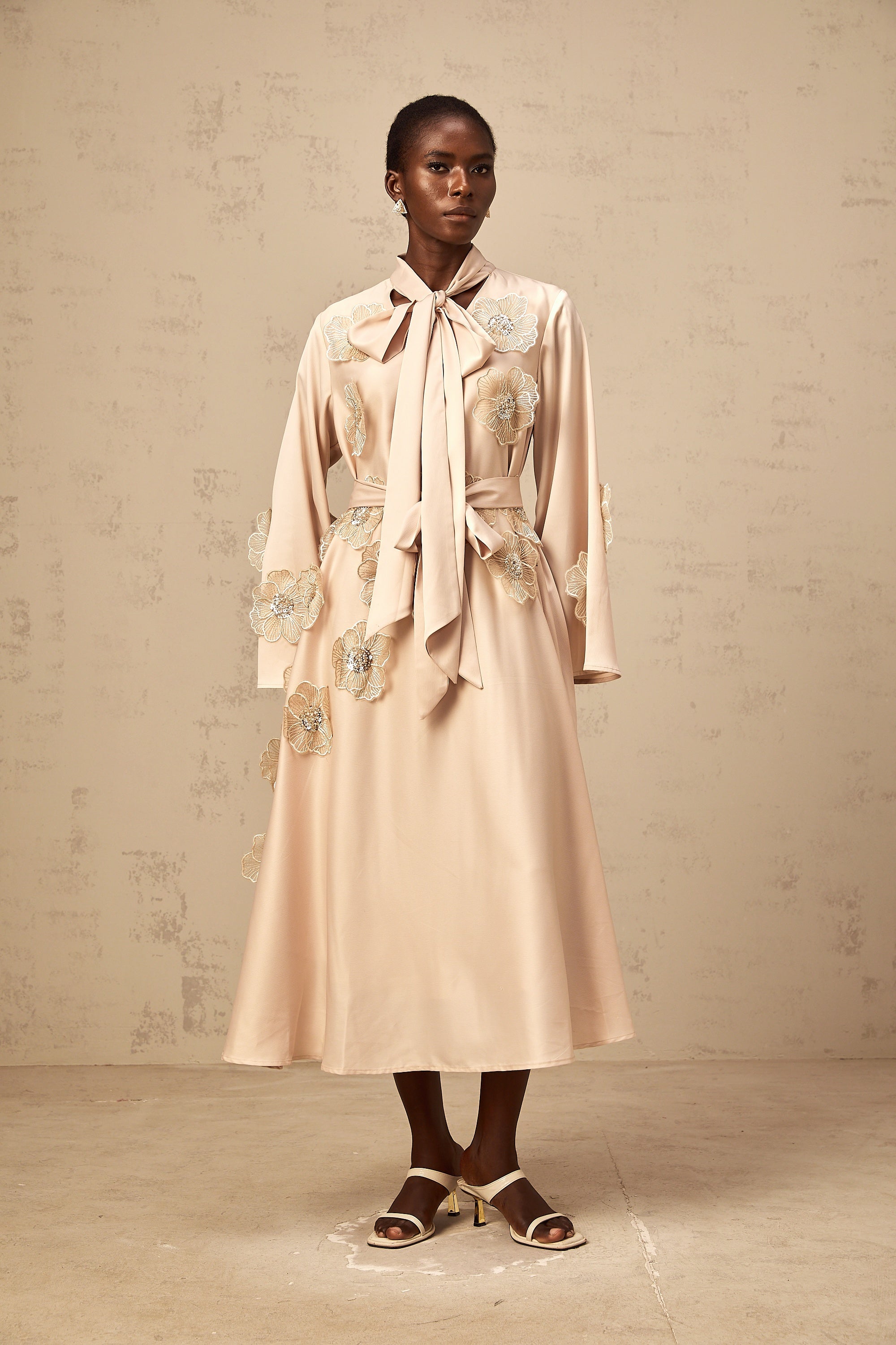 Ärmelloses Midikleid mit Blumenapplikationen von Émilie in Rosa