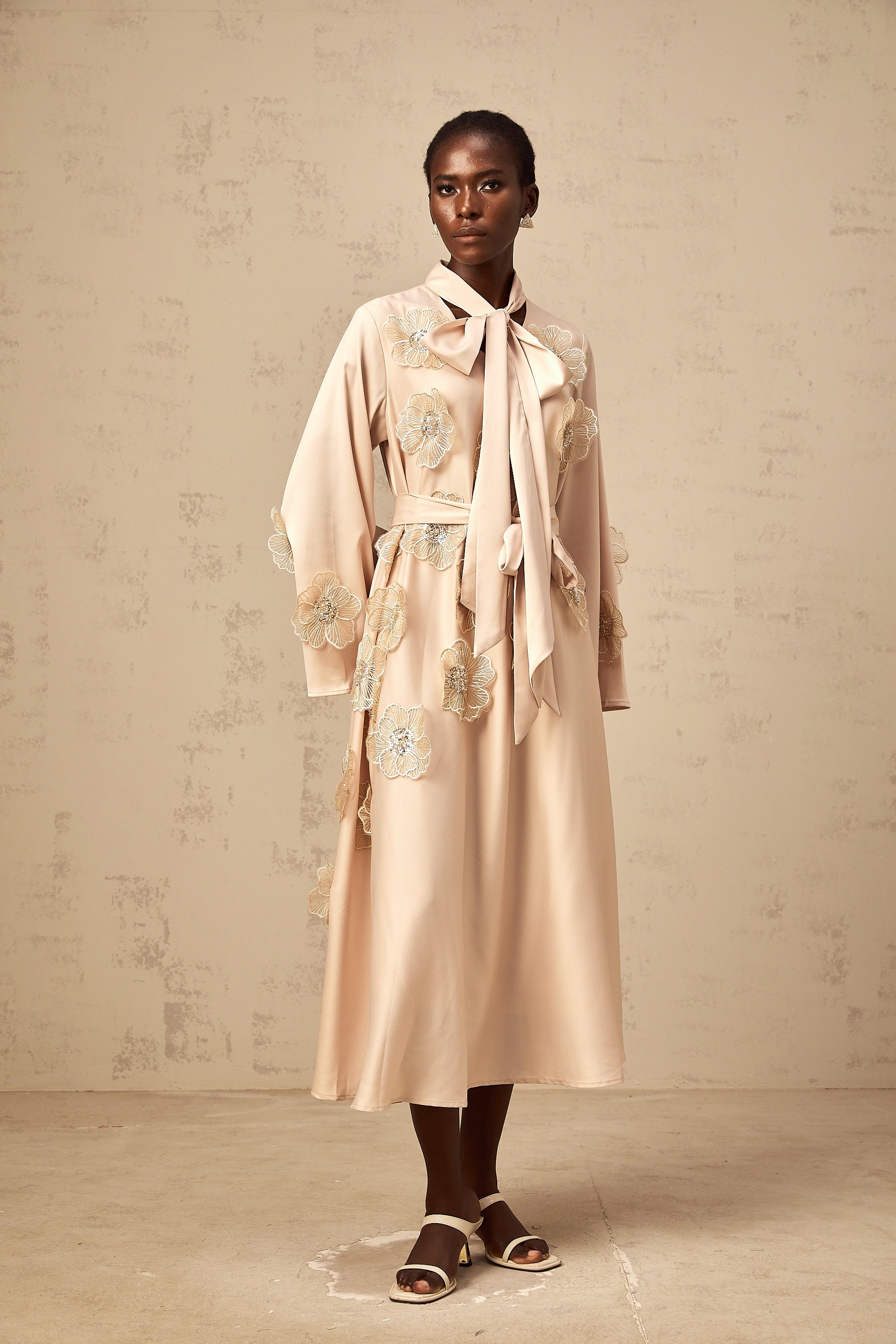 Ärmelloses Midikleid mit Blumenapplikationen von Émilie in Rosa