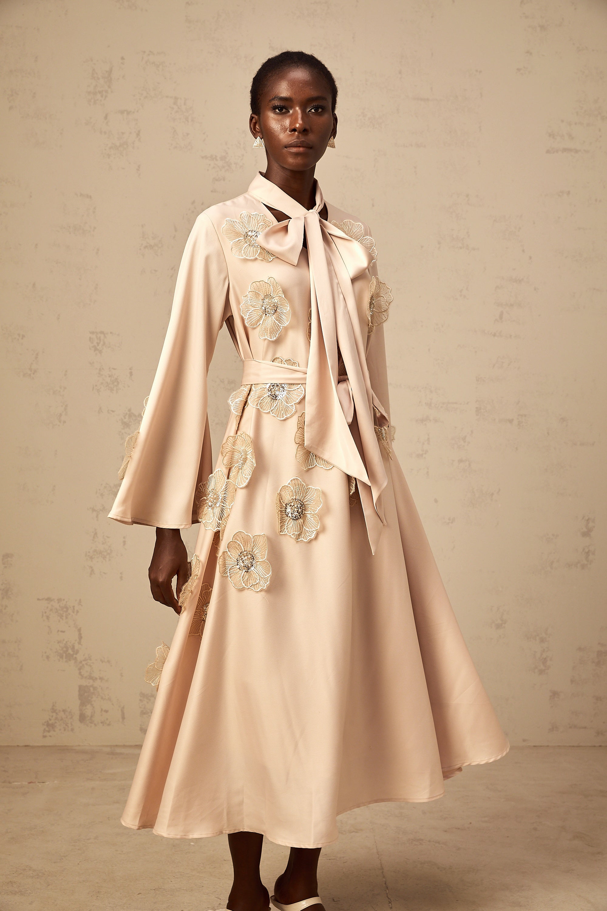 Ärmelloses Midikleid mit Blumenapplikationen von Émilie in Rosa