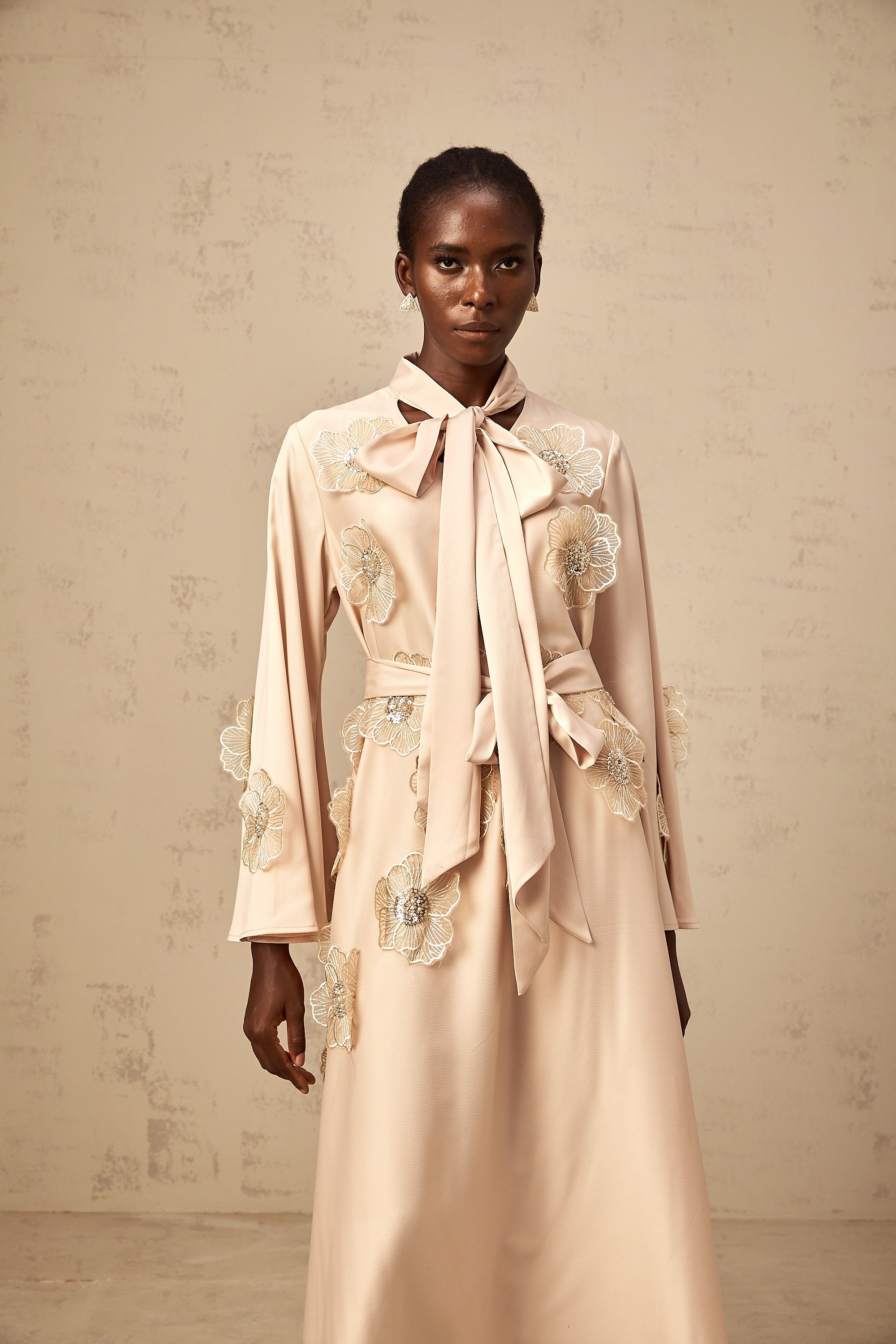 Ärmelloses Midikleid mit Blumenapplikationen von Émilie in Rosa