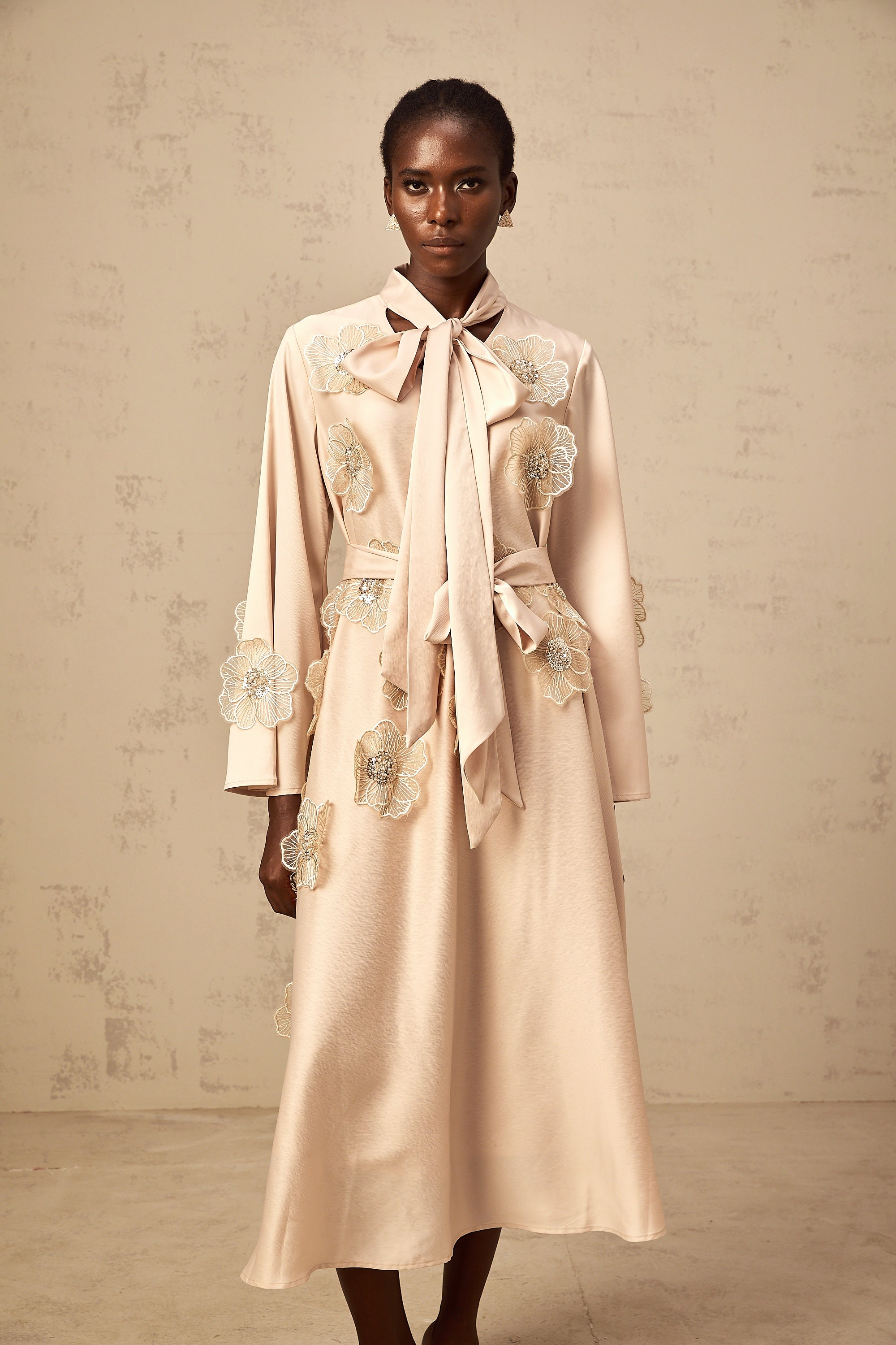 Ärmelloses Midikleid mit Blumenapplikationen von Émilie in Rosa