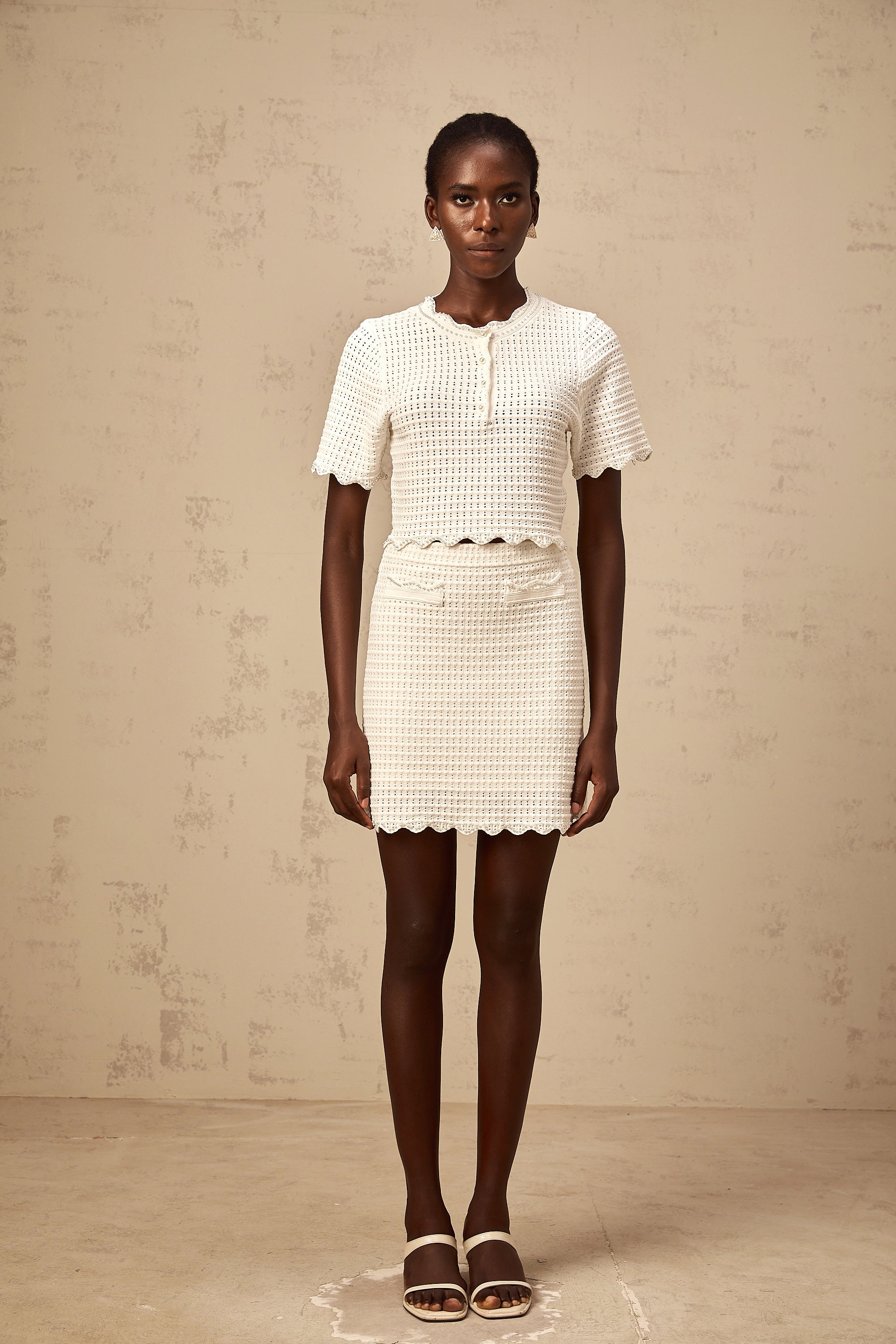 طقم ماكسان من بلوزة وتنورة متناسقة محبوكة بكشكشة باللون الأبيض الكريمي