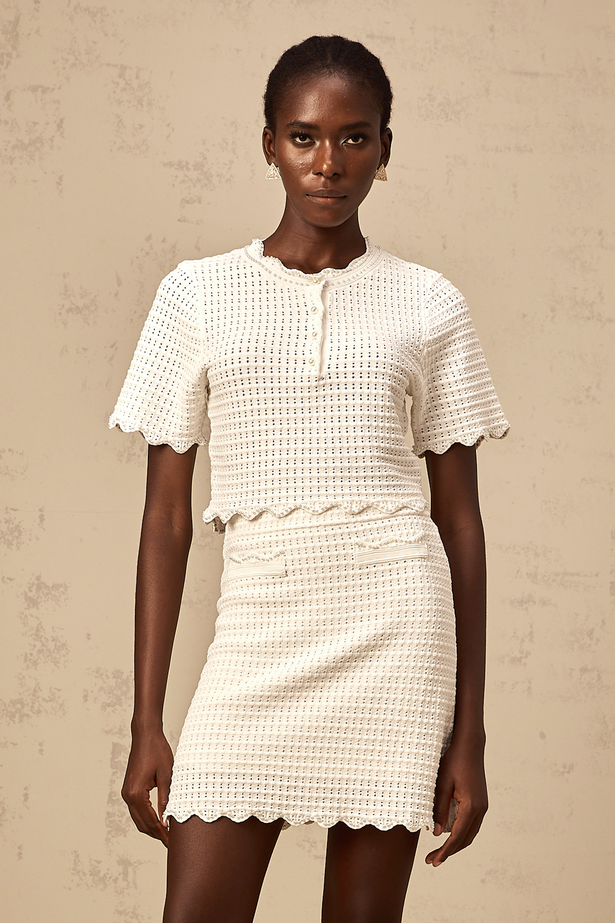طقم ماكسان من بلوزة وتنورة متناسقة محبوكة بكشكشة باللون الأبيض الكريمي