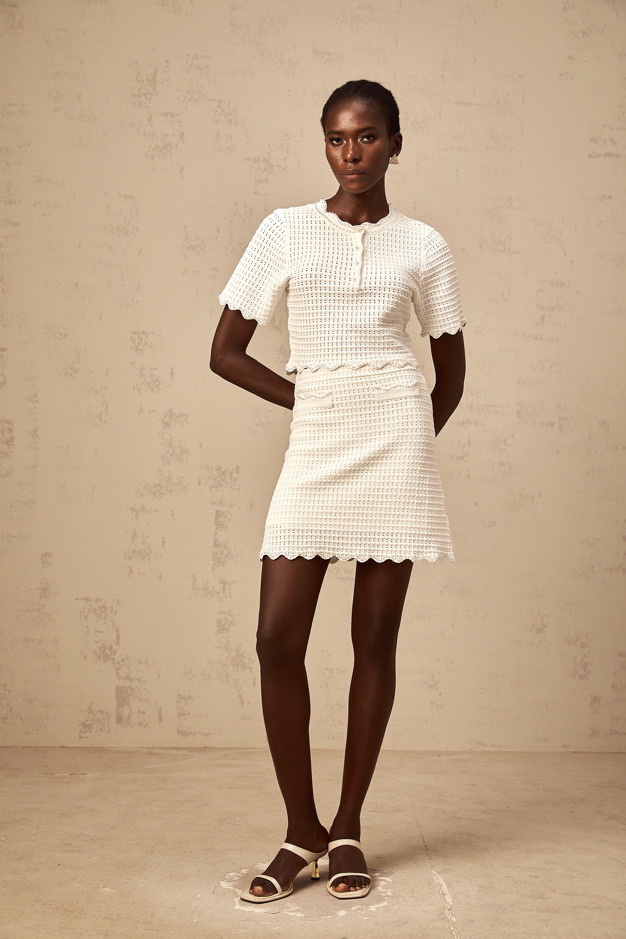 طقم ماكسان من بلوزة وتنورة متناسقة محبوكة بكشكشة باللون الأبيض الكريمي