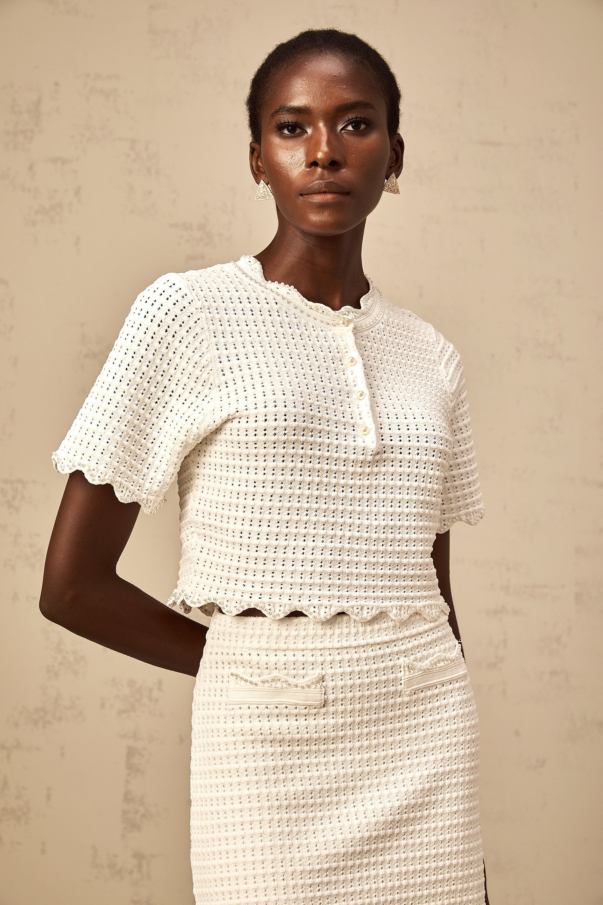 طقم ماكسان من بلوزة وتنورة متناسقة محبوكة بكشكشة باللون الأبيض الكريمي