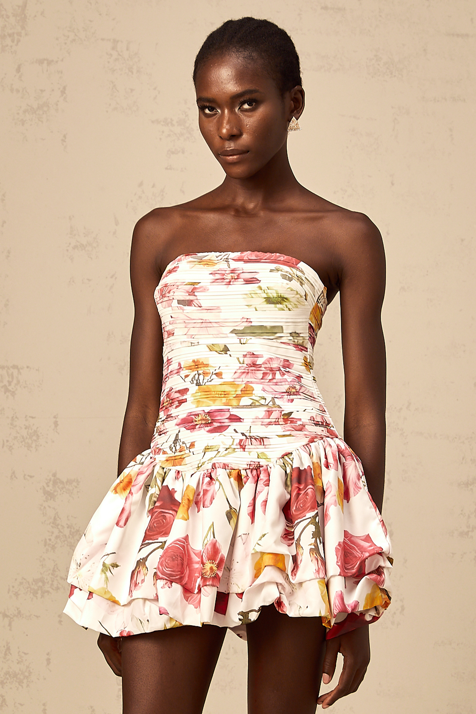 فستان إينيس القصير المزين بطبعة زهور وردية اللون