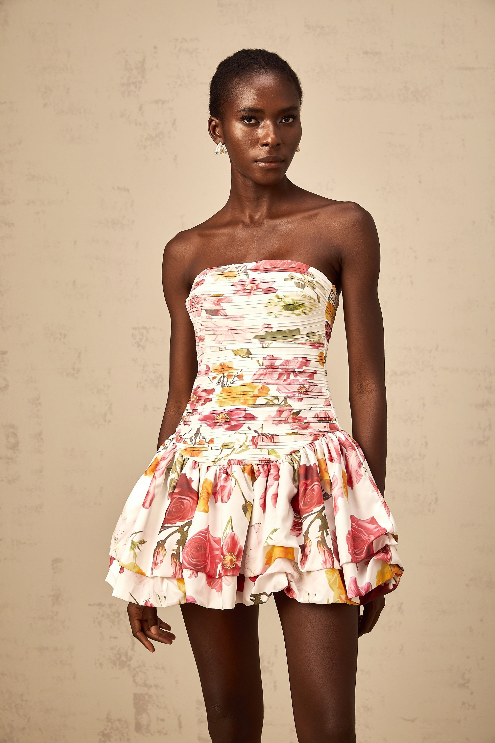 فستان إينيس القصير المزين بطبعة زهور وردية اللون