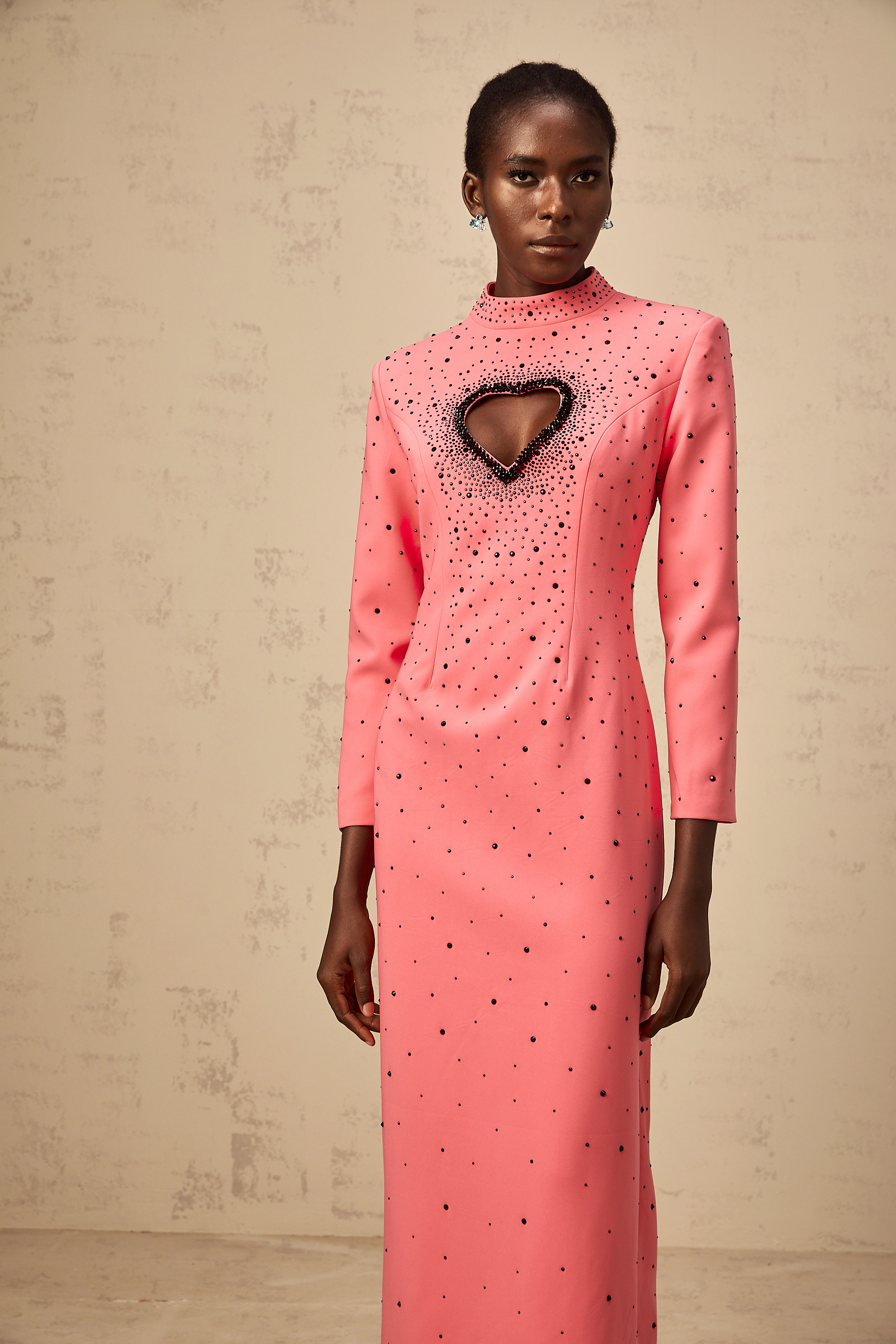 فستان قصير مزين بطبعة زهور باللون الوردي الناري