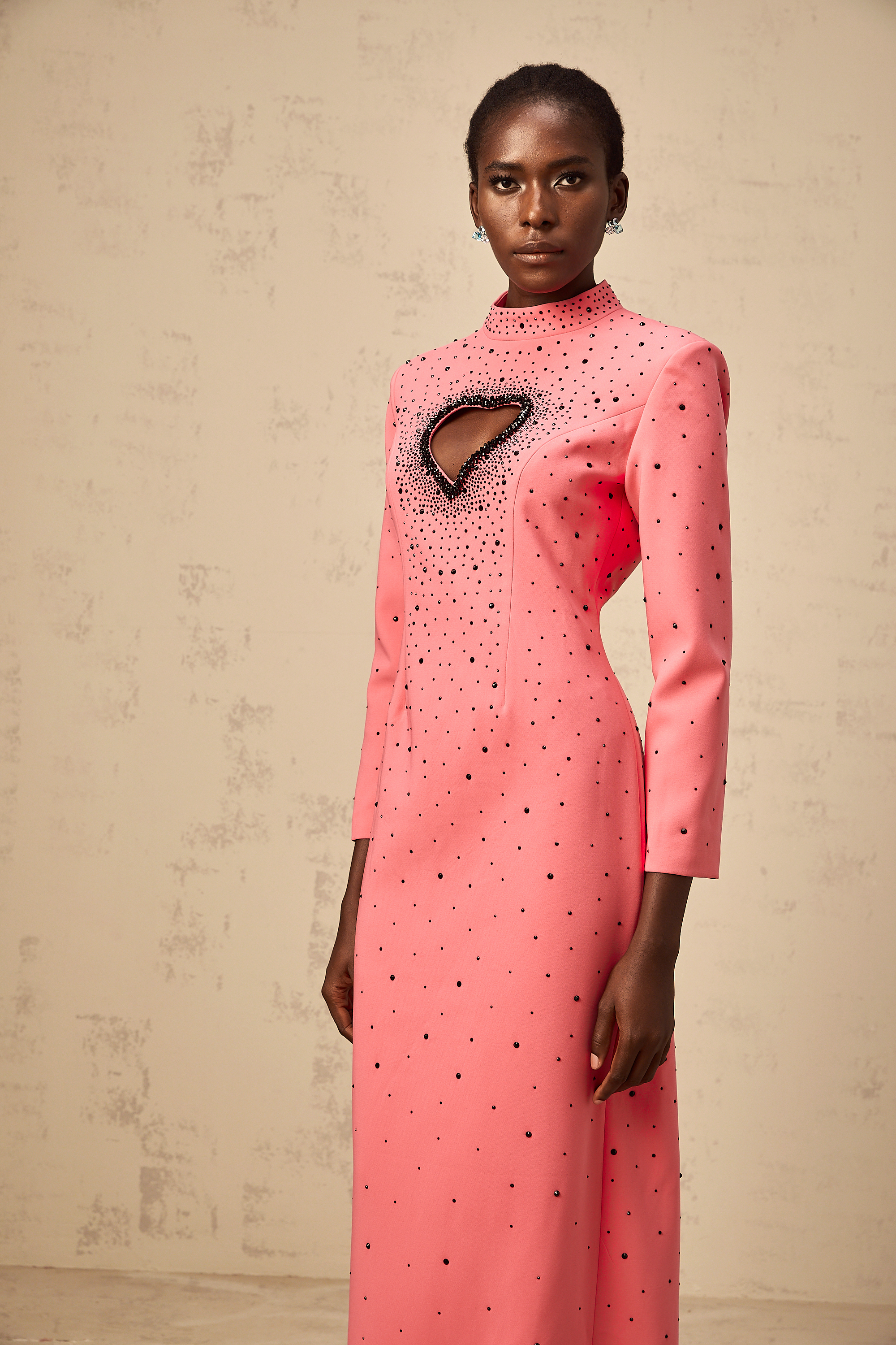 فستان قصير مزين بطبعة زهور باللون الوردي الناري