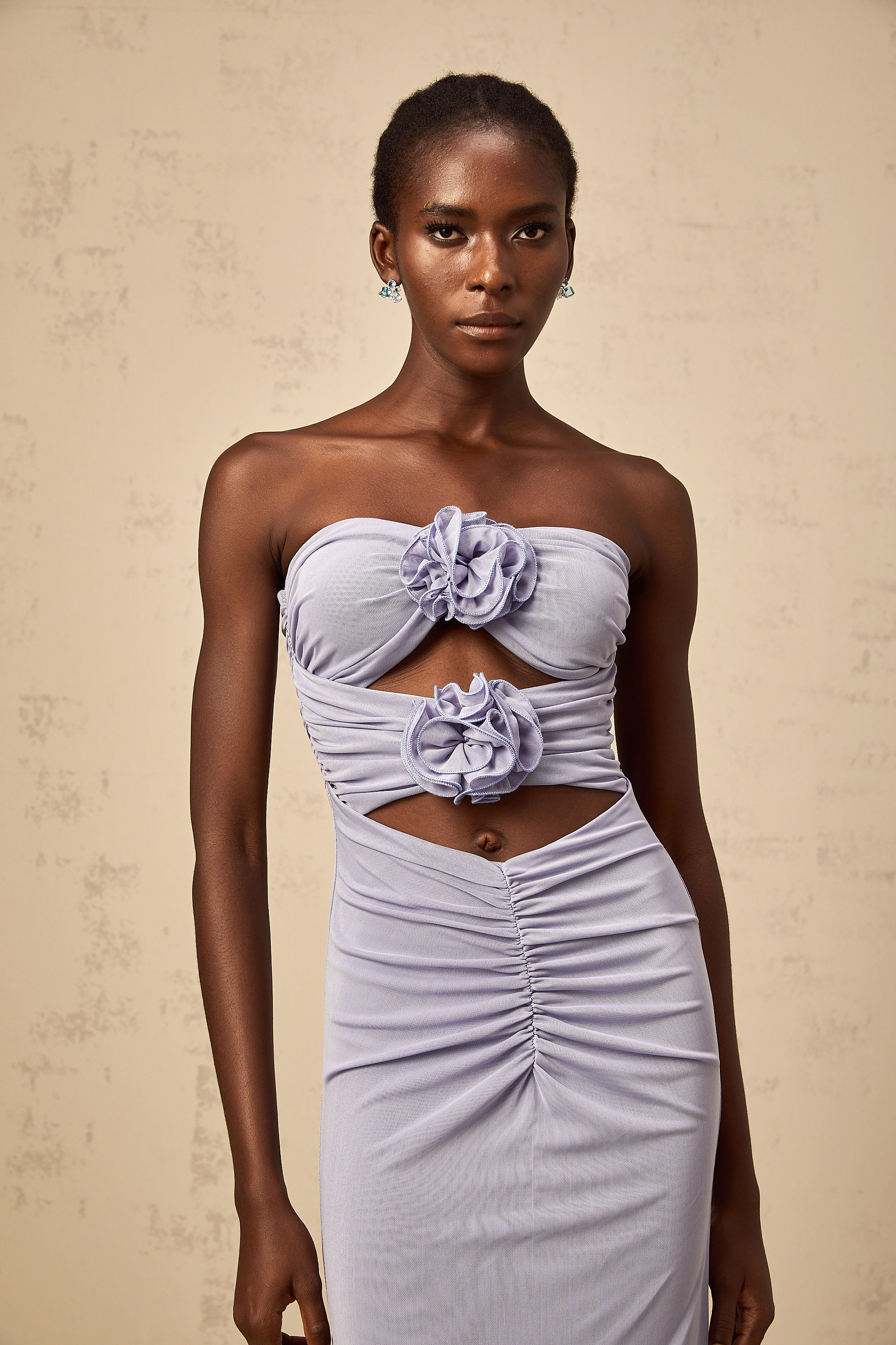 فستان كارين ماكسي أرجواني اللون مع تنورة مكشكشة من بتلات ثلاثية الأبعاد