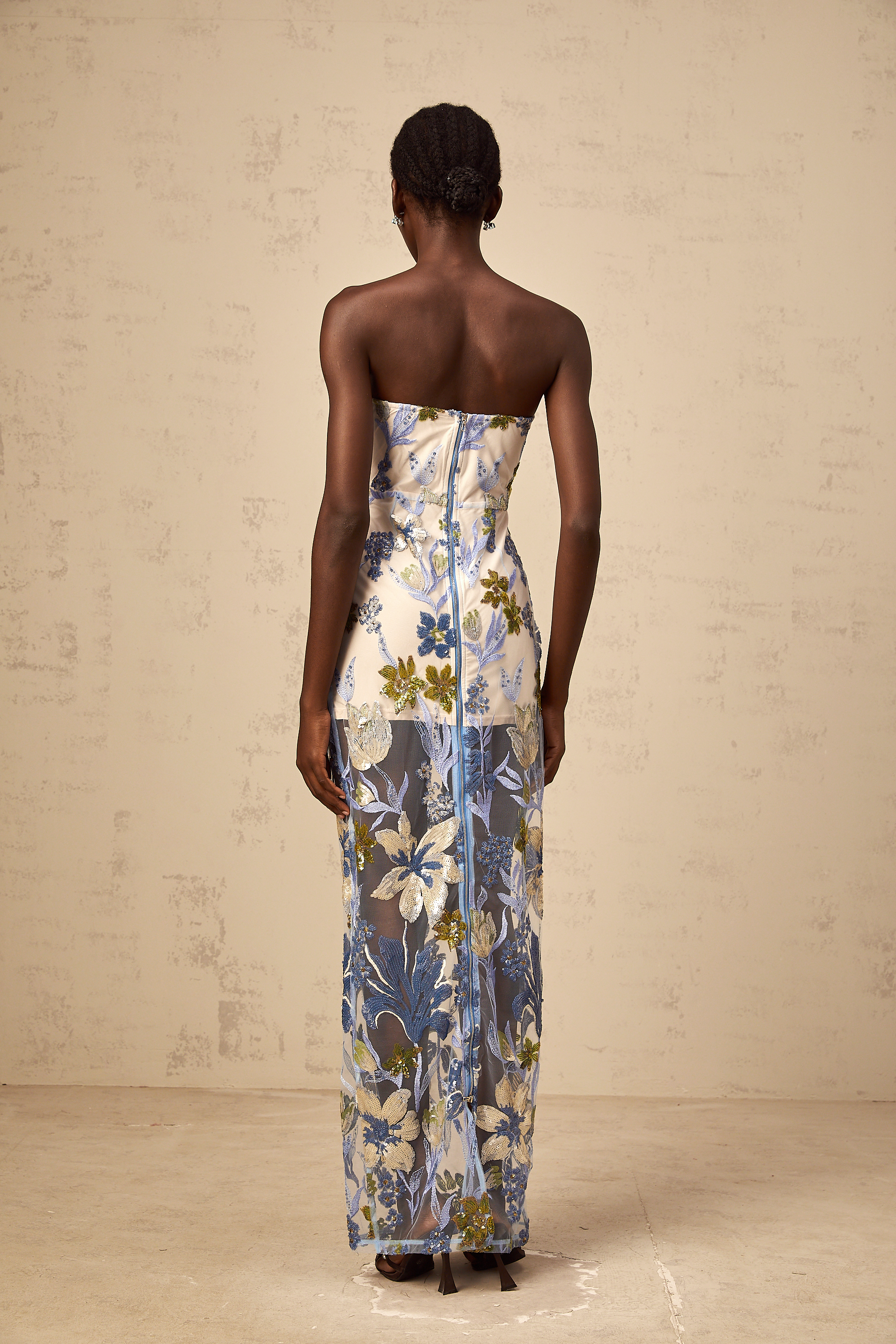 فستان باتريشيا ماكسي من التول مع كورسيه مطرز بالزهور باللون الأزرق