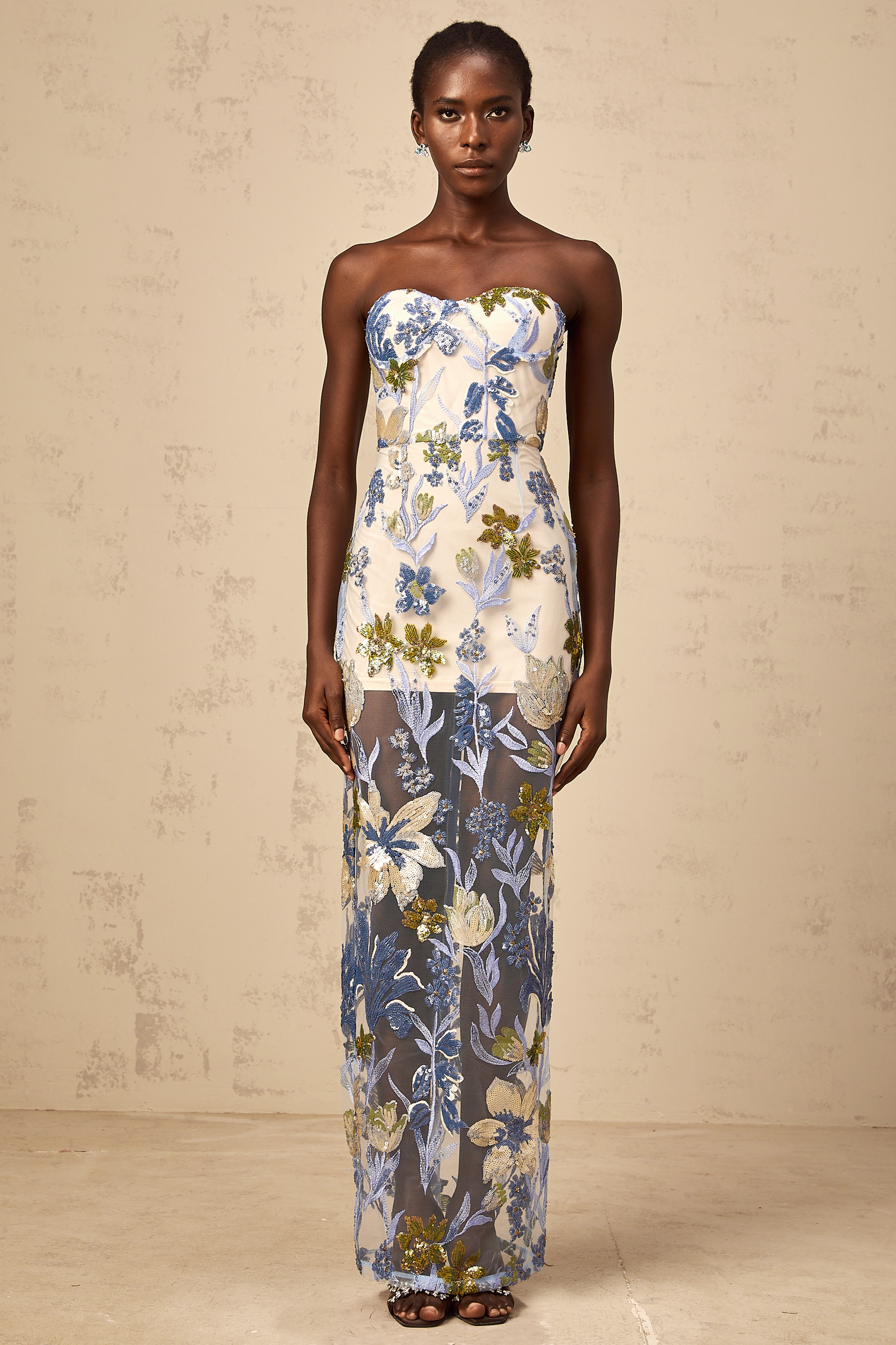 فستان باتريشيا ماكسي من التول مع كورسيه مطرز بالزهور باللون الأزرق