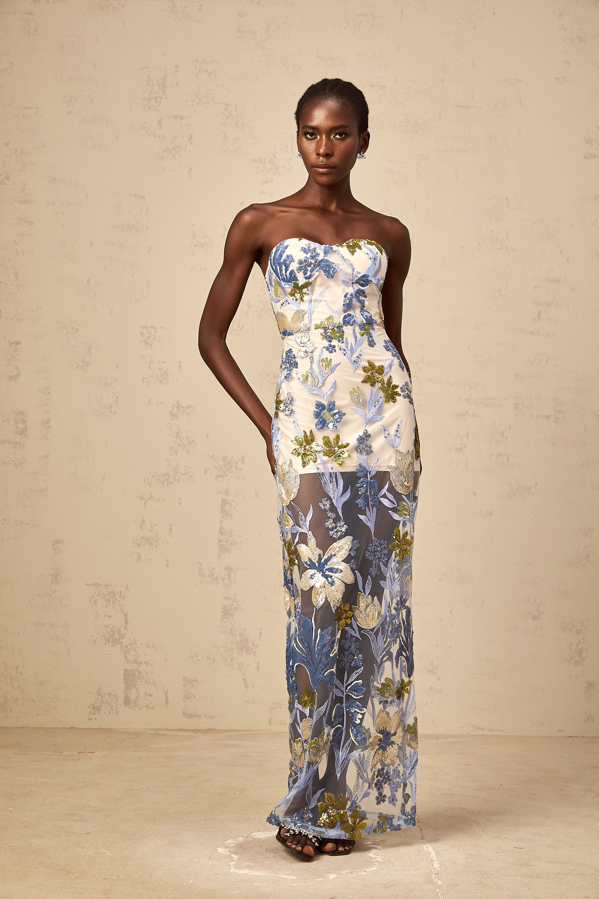 فستان باتريشيا ماكسي من التول مع كورسيه مطرز بالزهور باللون الأزرق