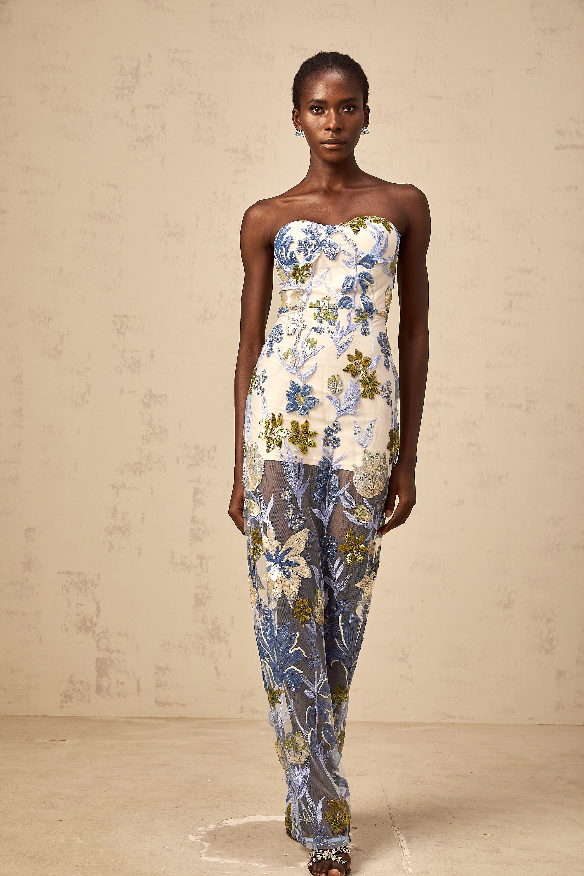 فستان باتريشيا ماكسي من التول مع كورسيه مطرز بالزهور باللون الأزرق