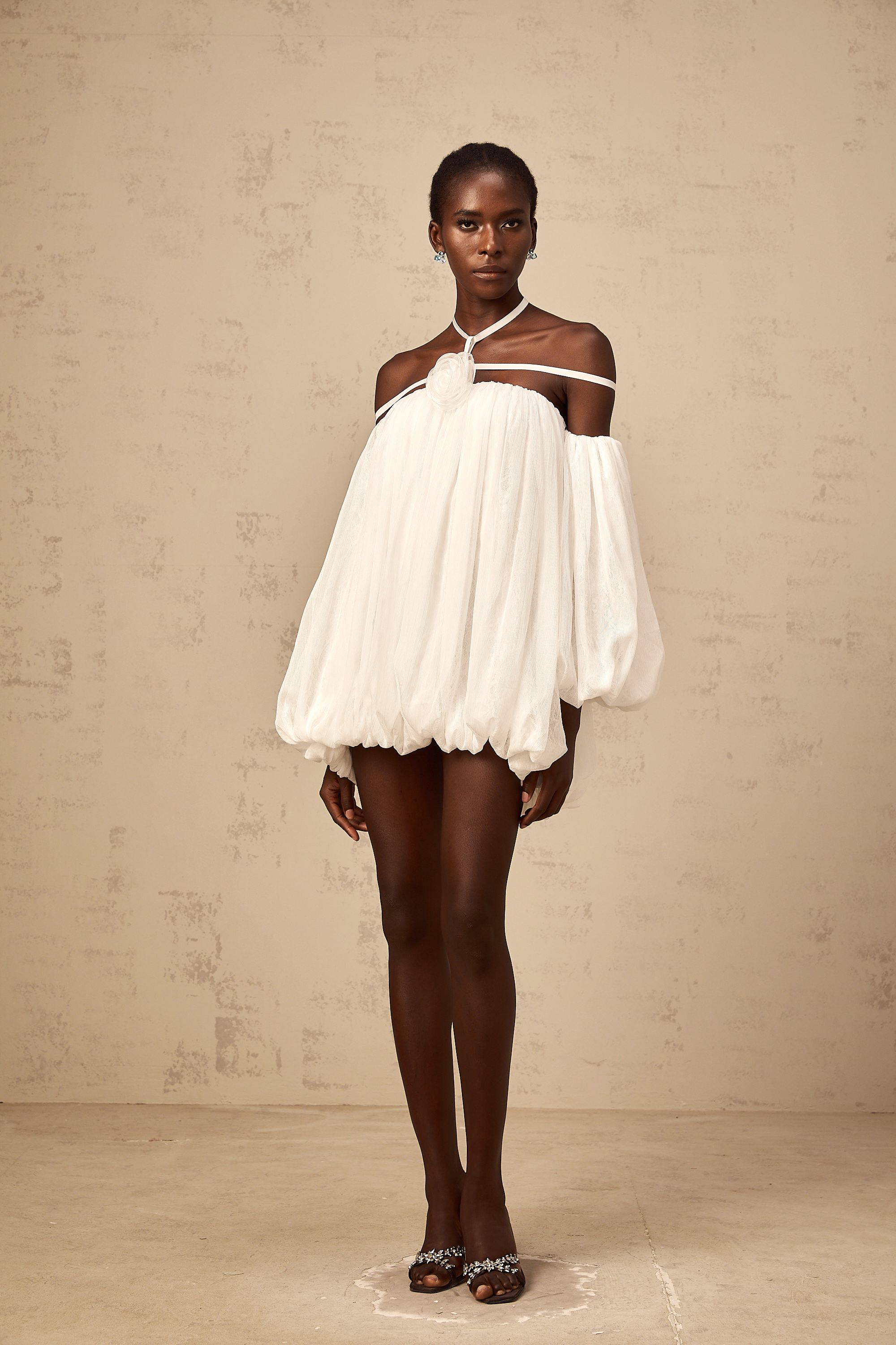 فستان هورتنس الأبيض القصير من التول المطوي المزين بالزهور