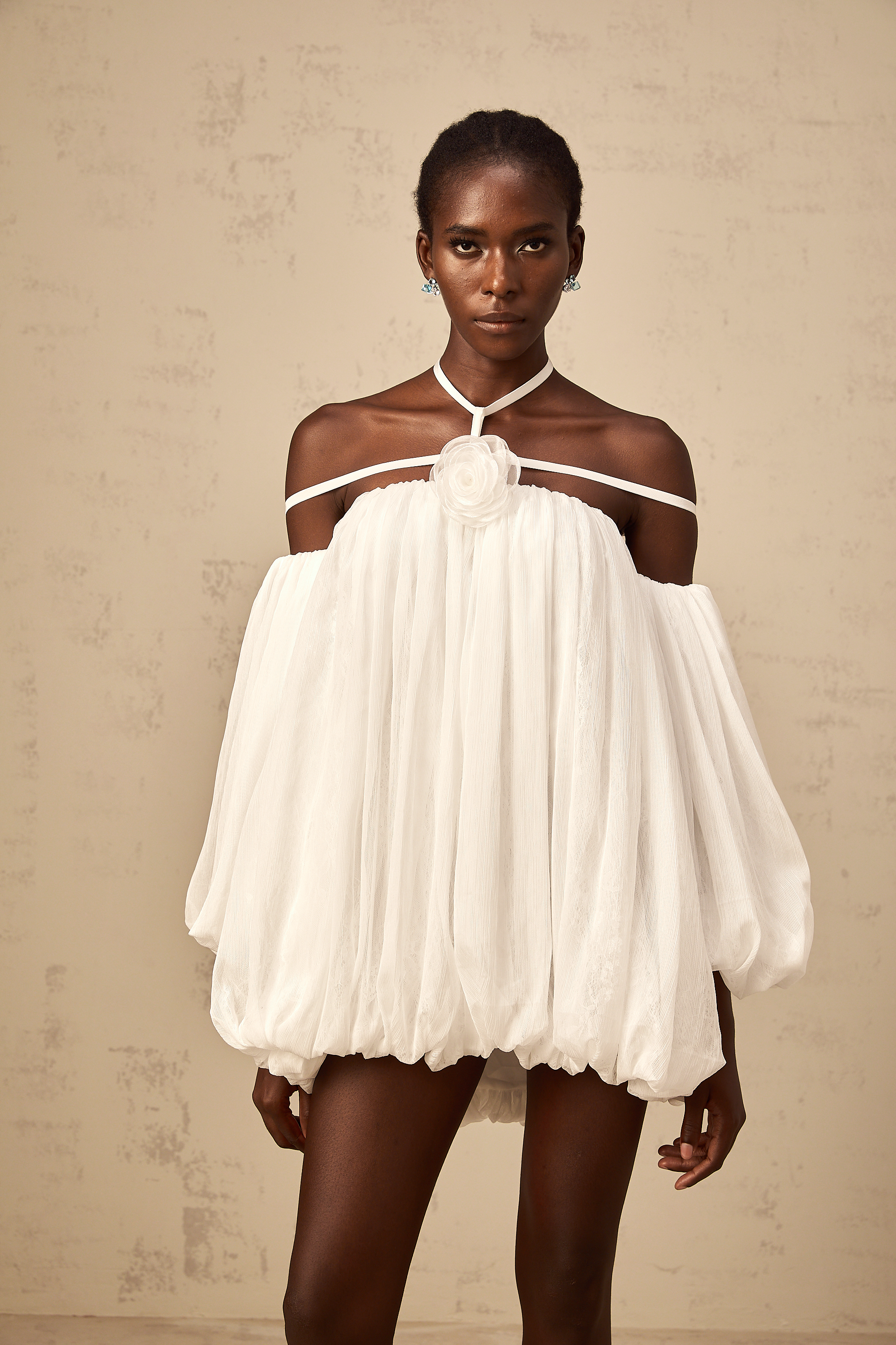 فستان هورتنس الأبيض القصير من التول المطوي المزين بالزهور