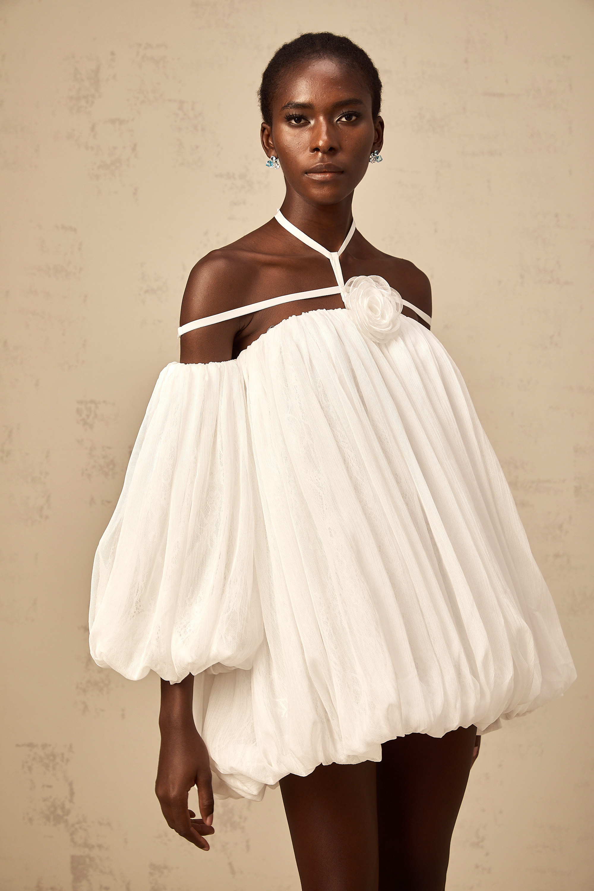 فستان هورتنس الأبيض القصير من التول المطوي المزين بالزهور