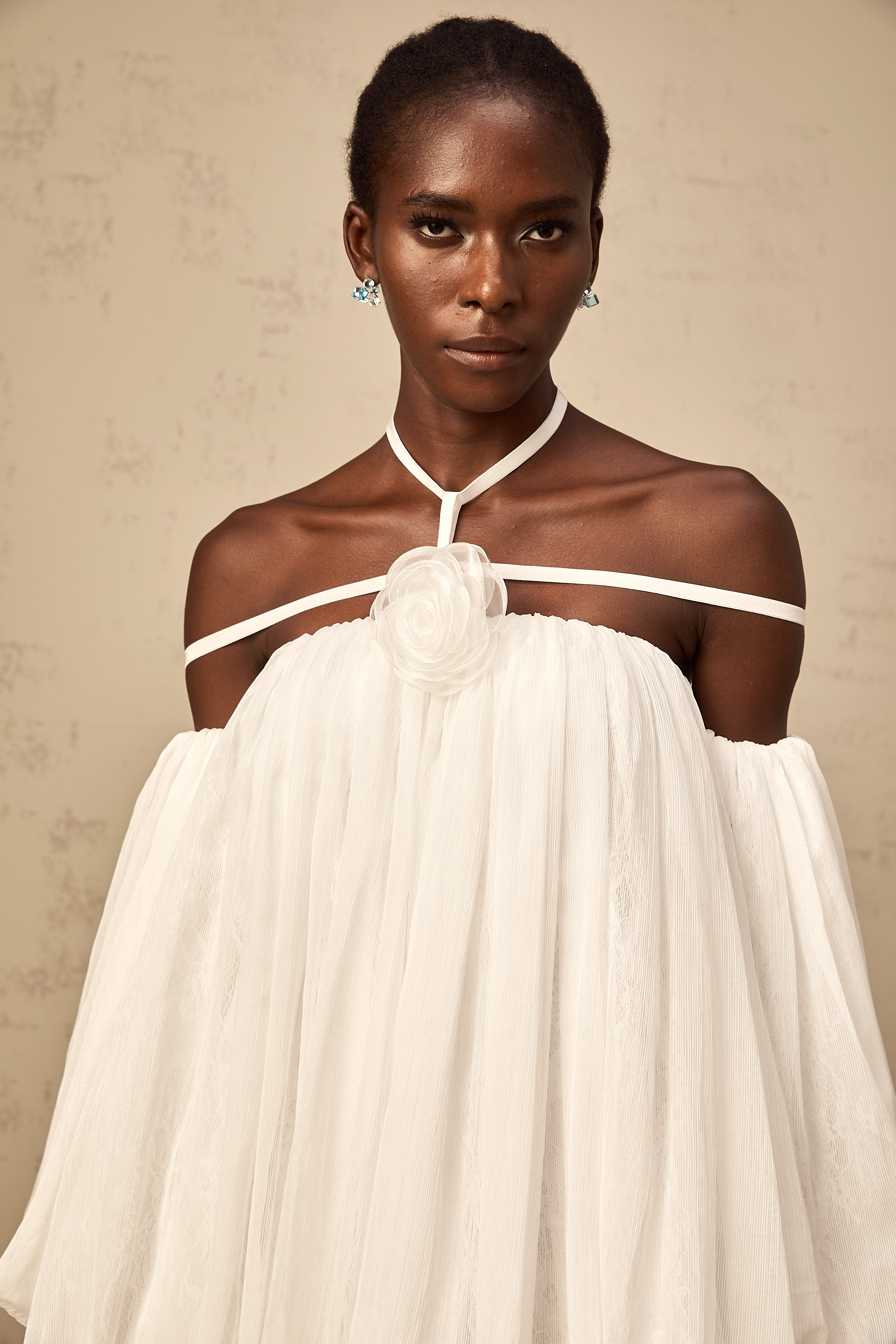 فستان هورتنس الأبيض القصير من التول المطوي المزين بالزهور