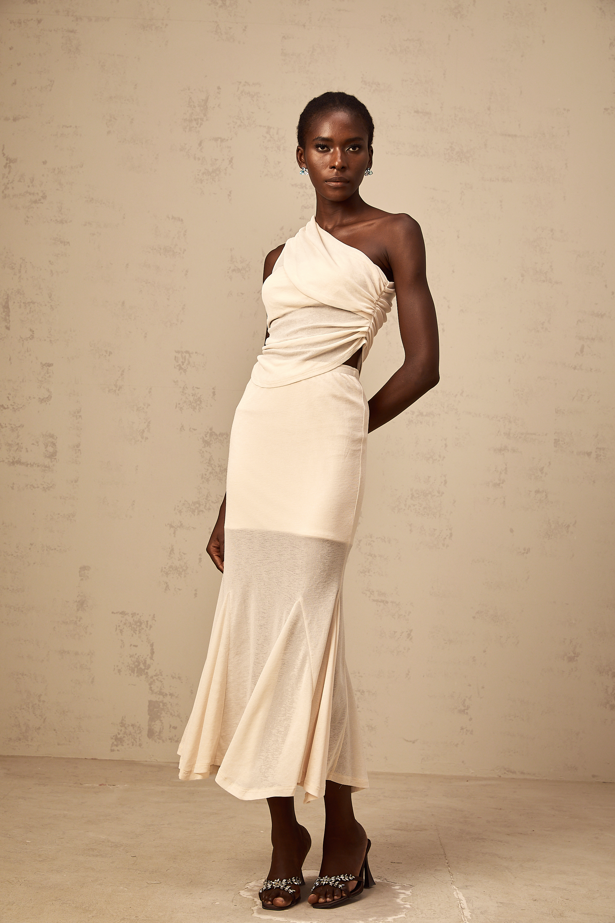 Gwenaëlle – Neutrales, elastisches Set aus gerüschtem Oberteil und Rock