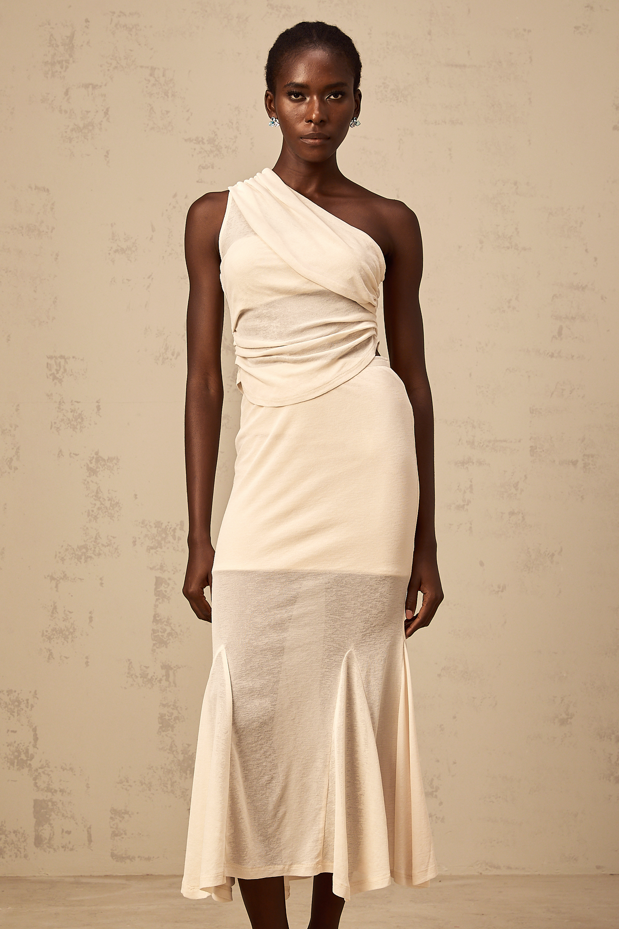 Gwenaëlle – Neutrales, elastisches Set aus gerüschtem Oberteil und Rock