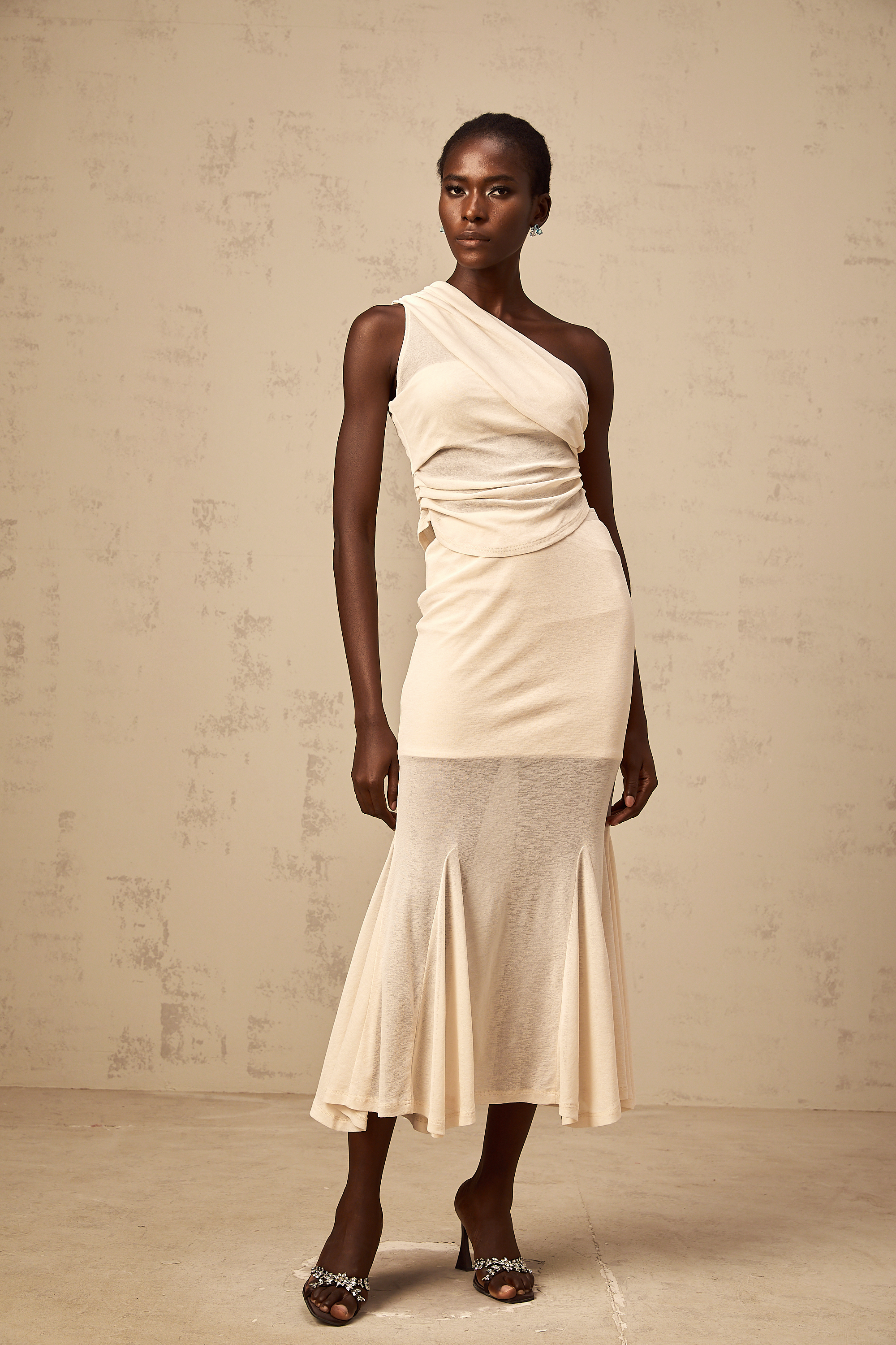 Gwenaëlle – Neutrales, elastisches Set aus gerüschtem Oberteil und Rock