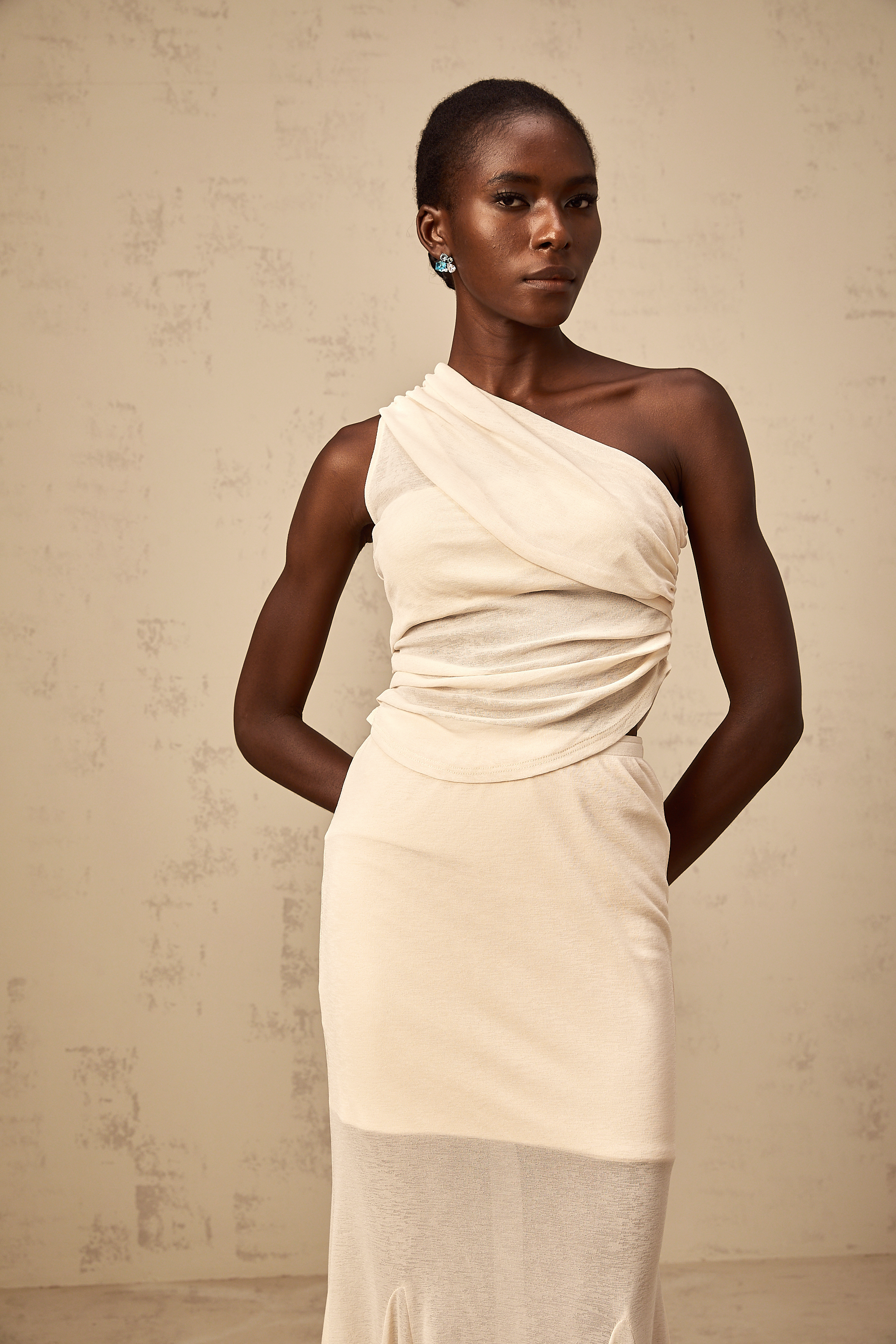 Gwenaëlle – Neutrales, elastisches Set aus gerüschtem Oberteil und Rock