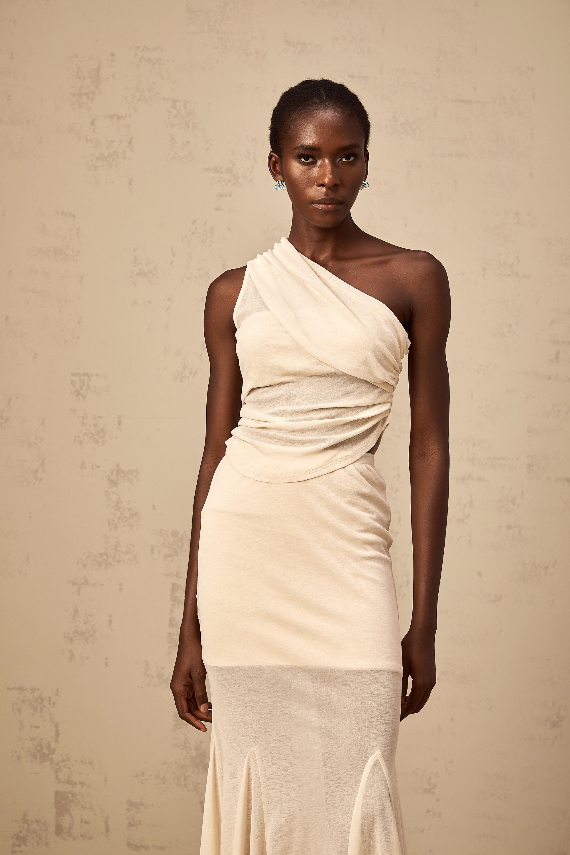 Gwenaëlle – Neutrales, elastisches Set aus gerüschtem Oberteil und Rock