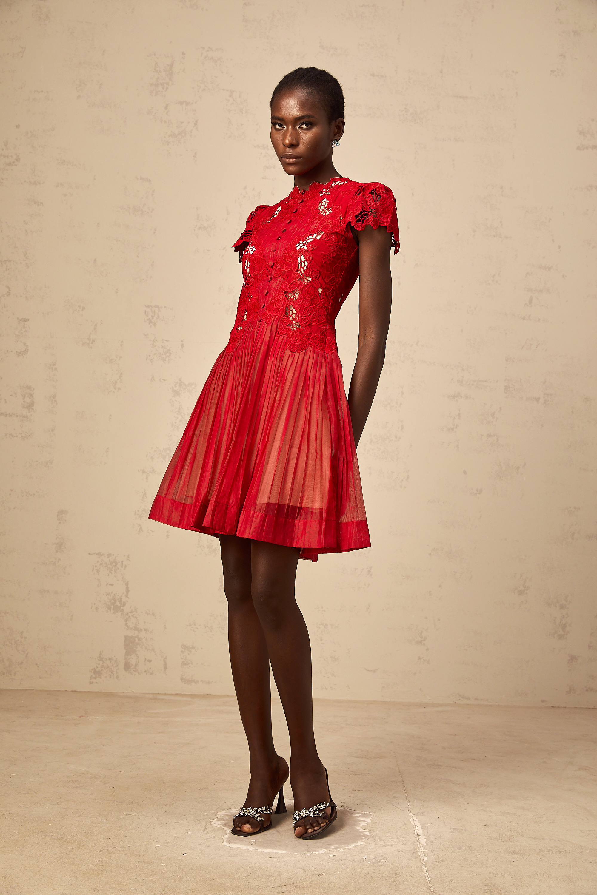 Corinne – Rotes, plissiertes Minikleid mit Blumenstickerei