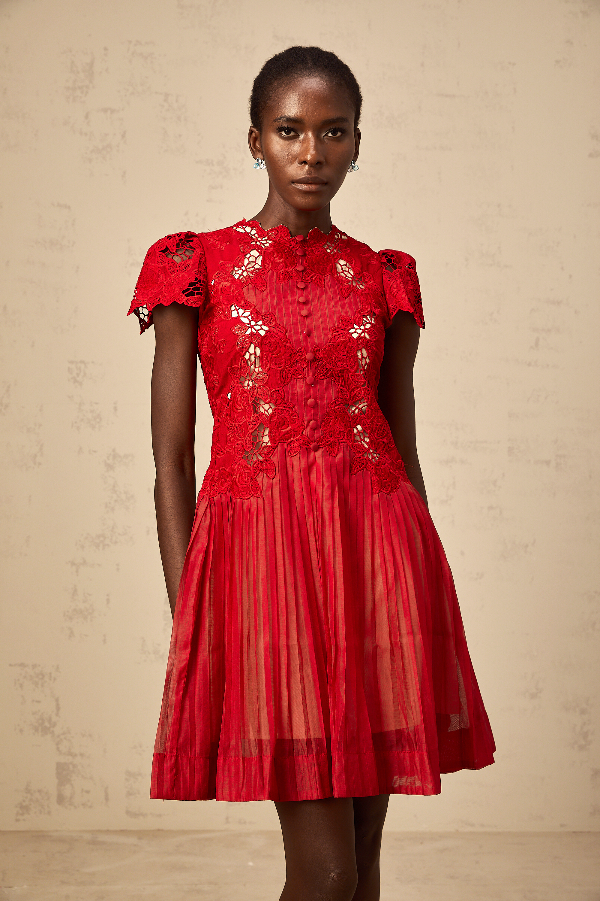 Corinne – Rotes, plissiertes Minikleid mit Blumenstickerei